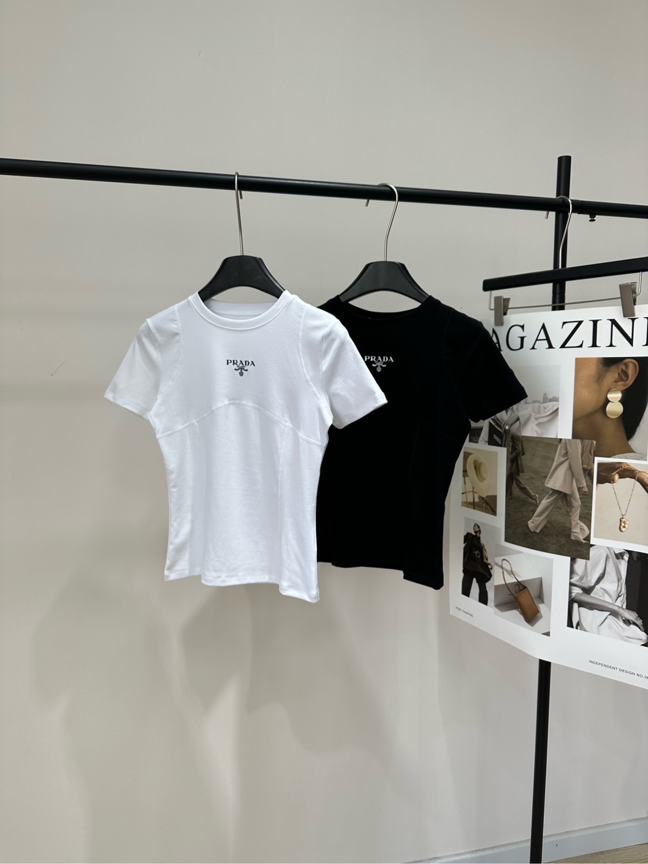 NO:761555,[P black and white letter print stitching short-sleeved T-shirt], fabric cotton + spandex, color white, black Prad* this short-sleeved T-shirt, made of high-quality cotton, soft and breathable, super comfortable to wear in summer!  Logo + curved splicing design on the chest, simple and recognizable. The shoulder cut modifies the shoulder line, making it slimmer and neater. It can be easily used for commuting and leisure. It is versatile and can be paired with jeans or short skirts. It is easy to get a high-end look!  Flat size S shoulder width 36, bust 80 elastic, length 49, sleeve length 17 M shoulder width 37, chest 84 stretch, length 50, sleeve length 18 L shoulder width 30, chest 88 stretch, length 51, sleeve length 19 Manual measurement will have an error of 2 to 3cm, which is within the normal range, prada, skirts, jeans, T-shirt, tees, t-shirt,19860909【P黑白字母印花拼接短袖T】 ,面料棉+氨纶 颜色白色、黑色 Prad*这款短袖T恤,采用高品质棉料 柔软透气,夏天穿超舒服！ 胸前Logo+弧形拼接设计,简约又有辨识度 正肩剪裁修饰肩部线条,显瘦又利落 通勤休闲都能轻松驾驭 百搭属性,牛仔裤、短裙随意搭配 轻松get高级感穿搭！ 平铺尺码 S肩宽36,胸围80弹力,衣长49,袖长17 M肩宽37,胸围84弹力,衣长50,袖长18 L肩宽30,胸围88弹力,衣长51,袖长19 手工测量会有2～3cm误差属于正常范围,,prada,skirts,jeans,T-shirt,tees，t-shirt,,Women's clothing