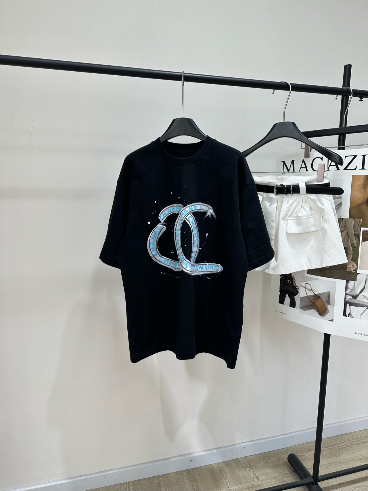 NO:761565,[Double C black fun graffiti short-sleeved T-shirt], fabric 100% cotton, color black Double C fun printed large plate T-shirt 26SS new in early spring!  Exclusively designed colorful hand-painted double C letter loose short-sleeved T-shirt. Loose fit for men and women, pure cotton fabric. The colorful hand-painted letters on the chest have a childlike feel and a super design sense!  Can be paired with jeans or sweatpants, super versatile!  Flat size S shoulder width 54, chest 112, length 71, sleeve length 26 M shoulder width 55, chest 116, length 73, sleeve length 27 L shoulder width 56, chest 120, length 75, sleeve length 28 There will be an error of 2 to 3cm in manual measurement, which is within the normal range, jeans, T-shirt, tees, t-shirt,19860909【双C黑色趣味涂鸦短袖T】 ,面料全棉 颜色黑色 双C趣味印花大板型T恤 26SS早春上新！ 独家设计款彩色双c字母手绘宽松短袖T恤 宽松版型男女同款,纯棉面料 胸前字母彩色手绘带点童趣感超有设计感！ 可搭配牛仔裤或运动裤,超百搭的一款！ 平铺尺码 S肩宽54,胸围112,衣长71,袖长26 M肩宽55,胸围116,衣长73,袖长27 L肩宽56,胸围120,衣长75,袖长28 手工测量会有2～3cm误差属于正常范围,,jeans,T-shirt,tees，t-shirt,,Women's clothing