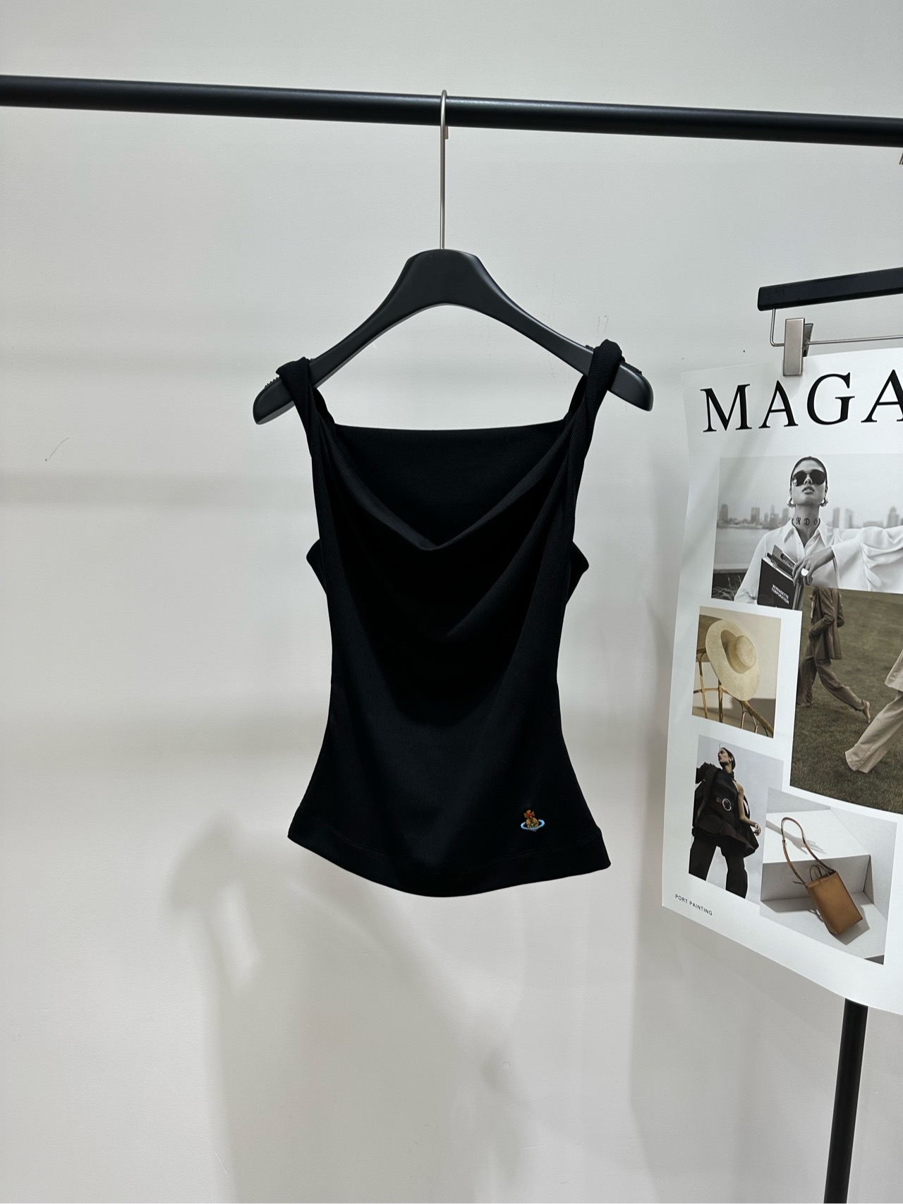 NO:761576,[Black Saturn embroidered U-neck pleated vest], fabric cotton + spandex, color black, Vivienne Westwood 26 spring and summer series swing collar vest. The threaded fabric has good elasticity, fits the body shape, and is slim and slim. The swing collar design can be worn over the shoulder or as a suspender. It is flexible to match, and the Saturn embroidery in the lower left corner is super recognizable. The black classic and versatile, looks great alone or inside. It can be easily used for commuting and parties in summer, fashionable and practical!  Flat size S shoulder width 34, bust 70 stretch, length 54 M shoulder width 35, bust 74 stretch, length 55 L shoulder width 36, bust 78 stretch, length 56 Manual measurement will have an error of 2 to 3cm, which is normal.19860909【黑色土星刺绣U领褶皱背心】 ,面料棉+氨纶 颜色黑色 Vivienne Westwood 26春夏系列荡领背心 螺纹面料弹性好,贴合身形,修身显瘦 荡领设计可一字肩或吊带穿 搭配灵活,左下角土星刺绣超有辨识度 黑色经典百搭,单穿或内搭都很出彩 夏季通勤、聚会都能轻松驾驭,时尚又实用！ 平铺尺码 S肩宽34,胸围70弹力,衣长54 M肩宽35,胸围74弹力,衣长55 L肩宽36,胸围78弹力,衣长56 手工测量会有2～3cm误差属于正常范围,,,Women's clothing