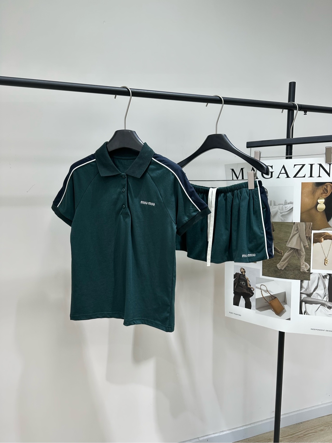 NO:761537,Top, skirt p [M dark green sports polo short-sleeved T+skirt], the fabric is 100% cotton, the color is dark green, Miu* This dark green Polo sports suit includes a short-sleeved Polo shirt + elastic waist shorts, retro dark green with white stripes, a college style mix and sporty feel, sweet, cool and relaxed. The fabric is soft and breathable, super comfortable to wear in spring and summer. It is suitable for daily outings, campus, and leisure!  The Polo shirt has brand embroidery on the chest. The shorts are designed with white strips on the sides. Perfect details. Pair with mid-calf socks and small leather shoes of the same color to easily get a fashionable look. Short-sleeved top lay flat size S Raglan sleeves, bust 88, length 58, shoulder sleeve length 30 M Raglan sleeves, bust 92, length 60, shoulder sleeve length 31 L Raglan sleeves, bust 96, length 62, shoulder sleeve length 32  Skirt flat size (with anti-exposure lined shorts) S waist 68 elastic, hip, skirt length 28 M waist 72 elastic, hip 122, skirt length 30 L waist 76 elastic, hip 126, skirt length 32 Manual measurement will have an error of 2 to 3cm, which is within the normal range,,miumiu,skirts,shorts,T-shirt,19860909上衣, 半裙p【M墨绿色运动polo短袖T+半裙】 ,面料全棉 颜色墨绿 Miu*这套墨绿Polo运动套装 包含短袖Polo衫+松紧腰短裤 复古墨绿色配白色条纹,学院风混搭运动感 甜酷又松弛 面料柔软透气,春夏穿超舒服 日常出街、校园、休闲都很适合！ Polo衫胸前有品牌刺绣 短裤侧边白条设计,细节满分 搭配同色中筒袜和小皮鞋 轻松get时髦look 短袖上衣平铺尺码 S插肩袖,胸围88,衣长58,肩袖长30 M插肩袖,胸围92,衣长60,肩袖长31 L插肩袖,胸围96,衣长62,肩袖长32 半裙平铺尺码（有防走光内衬短裤） S腰围68弹力,臀围,裙长28 M腰围72弹力,臀围122,裙长30 L腰围76弹力,臀围126,裙长32 手工测量会有2～3cm误差属于正常范围,,miumiu,skirts,shorts,T-shirt,,Women's clothing
