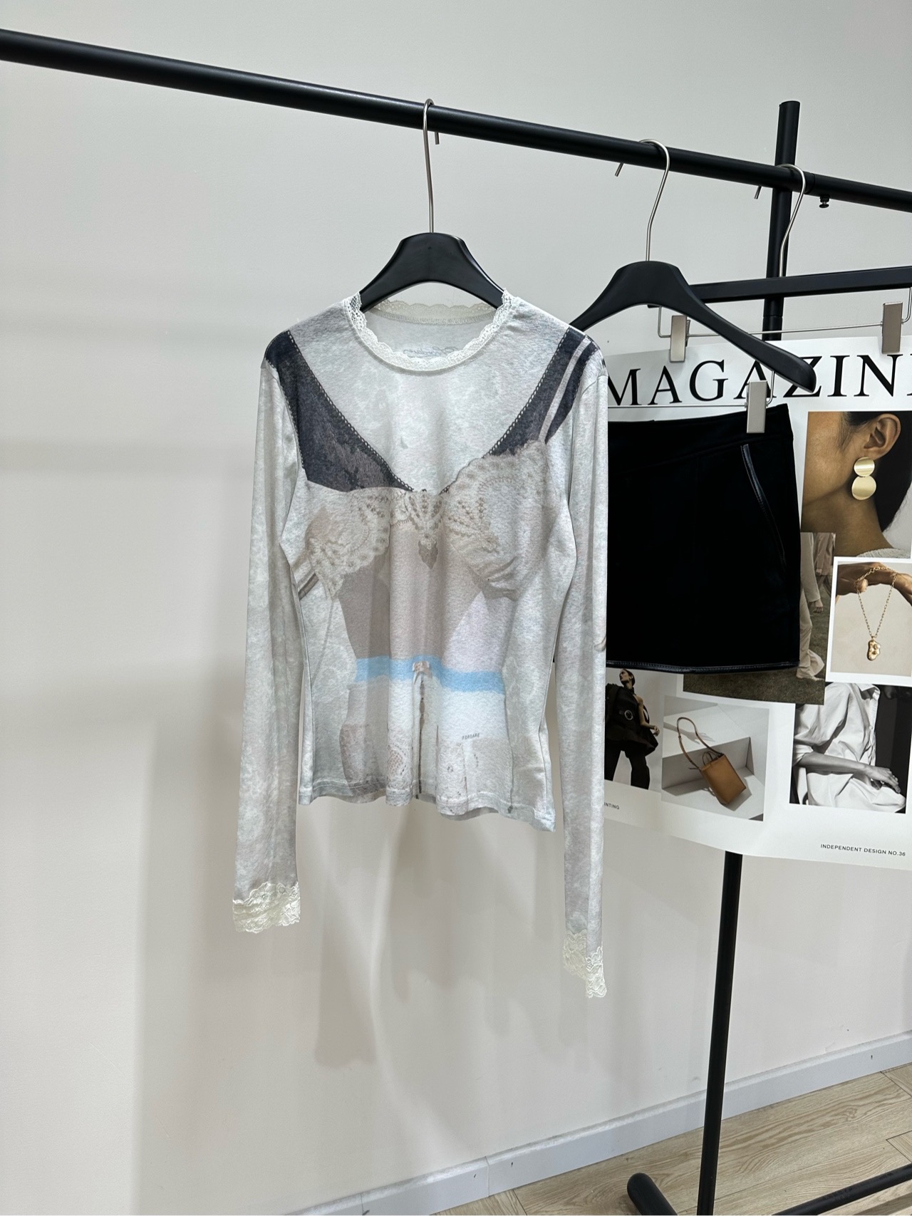 NO:762455,[FOR lace edge 3D printed see-through long-sleeved T], the fabric is 100% cotton, the color is as shown in the picture, FORDARE26 early spring series lace layered 3D printed bottoming shirt, using 3D printing technology to simulate the double-layer see-through feeling of lace inner layer + base layer, full of layering, light fabric + lace, the details of the collar and cuffs are super exquisite, sweet, cool and pure!  It looks great when layered or worn alone on a daily basis. It looks great with jeans and short skirts. A must-have for early spring, perfect for fashionable girls!  Flat size S shoulder width 42, bust 92 stretch, length 59, sleeve length 70 M shoulder width 43, bust 96 stretch, length 60, sleeve length 71 L shoulder width 43, bust 100 stretch, length 61, sleeve length 72 Manual measurement will have an error of 2 to 3cm, which is normal,,skirts,jeans,19860909【FOR蕾丝边3D印花透视长袖T】 ,面料全棉 颜色图片色 FORDARE26早春系列蕾丝叠穿3D印花打底衫,采用3D印花工艺 模拟蕾丝内搭+打底的双层透视感,层次感满满 轻薄面料+蕾丝花边 领口袖口细节超精致,甜酷又纯欲！ 日常叠穿或单穿都很出彩 搭配牛仔裤、短裙都好看 早春穿搭必备,时髦女孩冲！ 平铺尺码 S肩宽42,胸围92弹力,衣长59,袖长70 M肩宽43,胸围96弹力,衣长60,袖长71 L肩宽43,胸围100弹力,衣长61,袖长72 手工测量会有2～3cm误差属于正常范围,,skirts,jeans,,Women's clothing