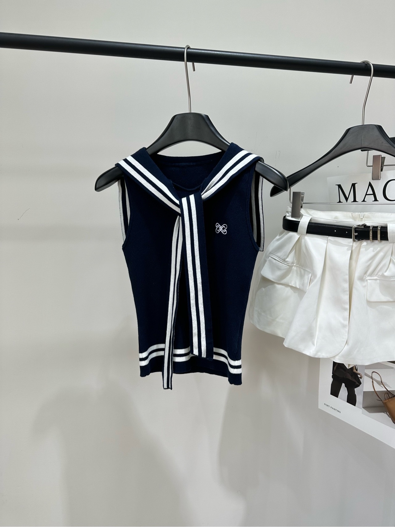 NO:762450,[Ann's Navy collared knitted vest with navy blue laces], fabric cotton + nylon blended color, navy blue ANN ANDELMAN 2026 early spring series Navy collared knitted vest, navy blue main color + white stripes Classic navy style design, super layered neckband Sleeveless slim fit, very refreshing to wear in summer Small logo embroidery on the chest enhances sophistication Knitted fabric has good elasticity and fits the body Can be easily used for daily commuting and leisure  Pair with a pleated skirt or high-waisted pants. You can switch between college style or sweet girl style. Flat size S shoulder width 31, bust 64 stretch, length 48 M shoulder width 32, bust 68 stretch, length 49 L shoulder width 33, bust 72 stretch, length 50. There will be an error of 2 to 3cm in manual measurement, which is normal range,,skirts,19860909【Ann藏蓝系带海军领针织背心】 ,面料棉+锦纶混纺 颜色,藏蓝 ANN ANDELMAN 2026早春系列 海军领针织背心,藏青主色+白色条纹 经典海军风设计,领口飘带超有层次感 无袖修身版型,夏天穿很清爽 胸口小Logo刺绣提升精致度 针织面料弹性好,贴合身形 日常通勤、休闲都能轻松驾驭 搭配百褶裙或高腰裤 学院风or甜妹风随心切换 平铺尺码 S肩宽31,胸围64弹力,衣长48 M肩宽32,胸围68弹力,衣长49 L肩宽33,胸围72弹力,衣长50 手工测量会有2～3cm误差属于正常范围,,skirts,,Women's clothing