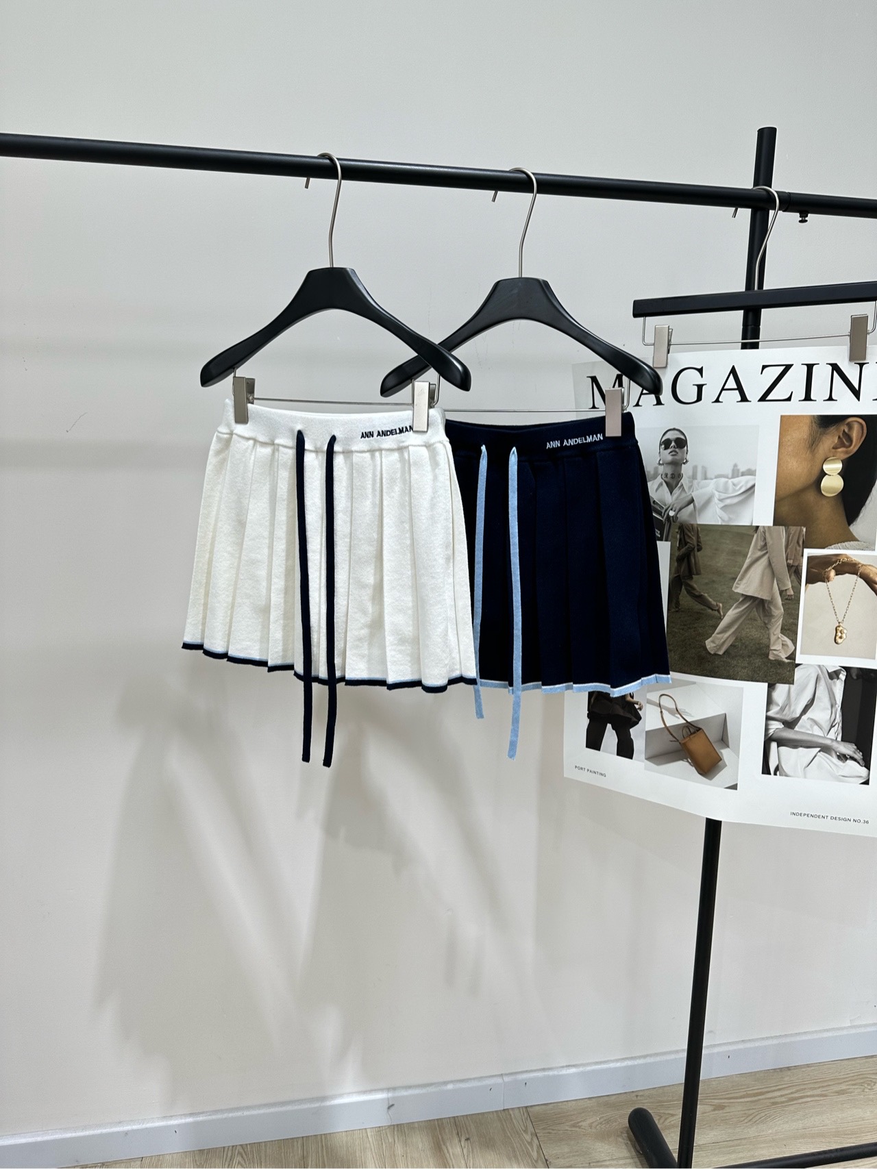 NO:762447,[Ann contrasting color drawstring knitted pleated skirt], fabric cotton blend, color white, navy blue ANN ANDELMAN's contrasting color knitted pleated skirt, soft and skin-friendly fabric, super comfortable to wear!  A-line version + pleated design, full of youthful vitality. The black edges and bow details are very college-style. The skirt has an anti-exposure lining, which is practical and beautiful. It can be easily used for daily commuting, dating, and campus. It reduces age and shows body proportions. It is a must-have versatile item in spring and summer!  Flat size (shorts with anti-exposure lining) S waist 66 elastic, hip 80 elastic, skirt length 36 M waist 70 elastic, hip 84 elastic, skirt length 37 L waist 74 elastic, hip 88 elastic, skirt length 38 Manual measurement will have an error of 2 to 3cm, which is within the normal range, skirts, shorts,19860909【Ann撞色抽绳针织百褶半裙】 ,面料棉混纺 颜色白色、藏蓝 ANN ANDELMAN这款撞色针织百褶裙 柔软亲肤面料,穿着超舒适！ A字版型+百褶设计,青春活力满满 黑色撞边和蝴蝶结细节超有学院风 裙内有防走光内衬,实用又美观 日常通勤、约会、校园都能轻松驾驭 减龄又显身材比例 是春夏必入的百搭单品！ 平铺尺码（有防走光内衬短裤） S腰围66弹力,臀围80弹力,裙长36 M腰围70弹力,臀围84弹力,裙长37 L腰围74弹力,臀围88弹力,裙长38 手工测量会有2～3cm误差属于正常范围,,skirts,shorts,,Women's clothing