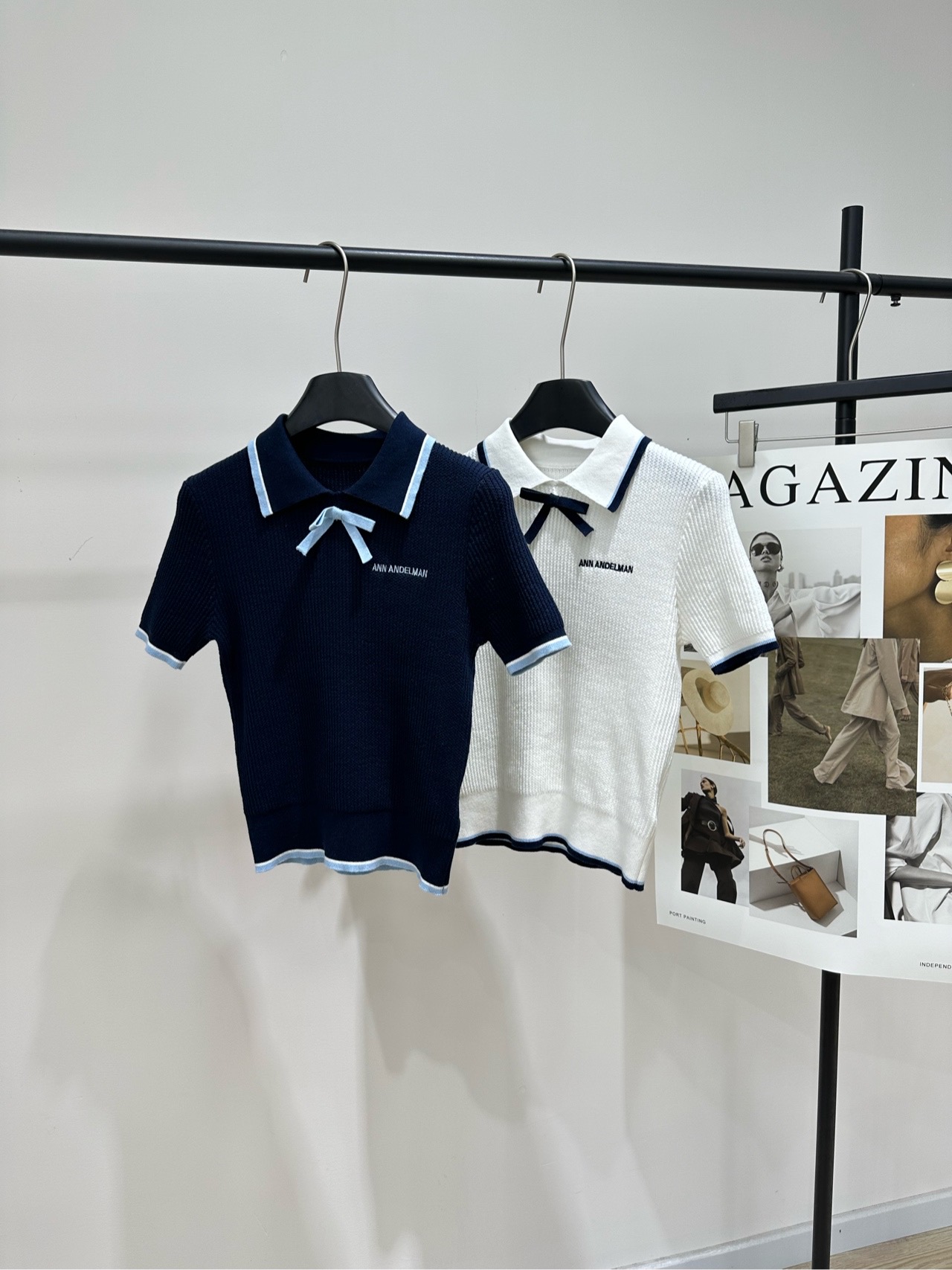 NO:762443,[Ann Contrast Color Bow Polo Knitted Short Sleeve], fabric cotton + nylon blend, color white, navy blue ANN ANDELMAN 2026 spring new POLO shirt, white knitted fabric + navy contrast edge, bow neckline with super college style, slim cut, fit the body shape, short-sleeved design, super comfortable to wear in spring and summer, soft and skin-friendly fabric, great breathability!  It can be easily worn for daily commuting, dating, and leisure. Pair it with a pleated skirt or high-waisted pants. You can switch between sweet or preppy style as you like~ It has both quality and design, and it is a must-have for fashionistas!  Flat size S Shoulder width 36, bust 72 stretch, length 48, sleeve length 21 M Shoulder width 37, chest 76 stretch, length 50, sleeve length 22 L Shoulder width 38, chest 80 stretch, length 52, sleeve length 23 Manual measurement will have an error of 2 to 3cm, which is within the normal range, skirts, T-shirt,19860909【Ann撞色蝴蝶结polo针织短袖】 ,面料棉+锦纶混纺 颜色白色、藏蓝 ANN ANDELMAN 2026春季新款POLO衫 白色针织面料+藏蓝撞色边 蝴蝶结领口超有学院风 修身剪裁,贴合身形 短袖设计春夏穿超舒服,面料柔软亲肤 透气性也很棒！ 日常通勤、约会、休闲都能轻松驾驭 搭配百褶裙或高腰裤 甜美or学院风随心切换～ 品质与设计感兼具,时髦精必入！ 平铺尺码 S肩宽36,胸围72弹力,衣长48,袖长21 M肩宽37,胸围76弹力,衣长50,袖长22 L肩宽38,胸围80弹力,衣长52,袖长23 手工测量会有2～3cm误差属于正常范围,,skirts,T-shirt,,Women's clothing