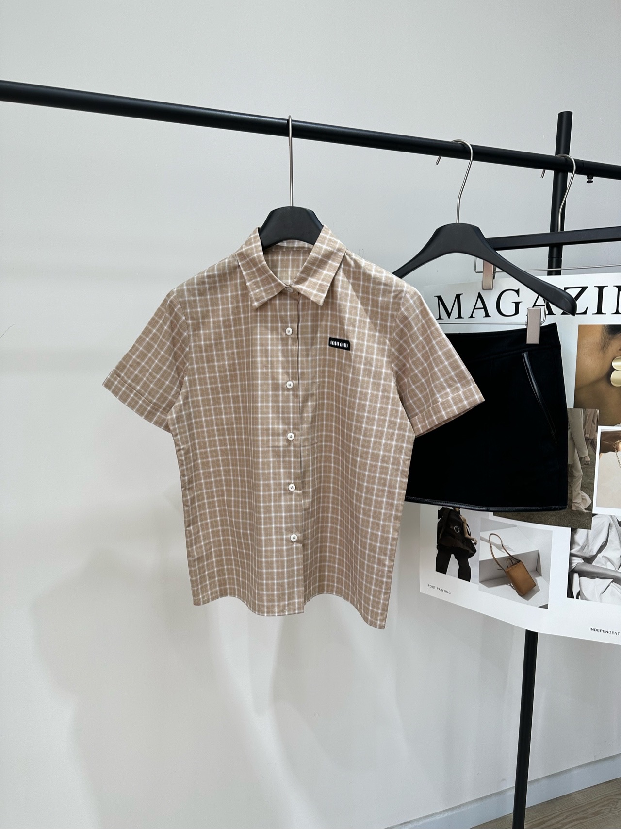 NO:762458,[M khaki plaid logo short-sleeved shirt], fabric 100% cotton, color khaki Miu*'s khaki plaid short-sleeved shirt is light and breathable, super comfortable to wear in spring and summer!  Classic plaid + white buttons, full of simple retro style. Straight and loose cut, tolerant of various body shapes. It is OK to wear alone or layered. The small label on the chest is very detailed. It can be easily used for daily commuting and leisure. Pair it with jeans or overalls to easily get American retro or street style. Flat size S shoulder width 41, bust 100, length 60, sleeve length 21 M shoulder width 42, bust 104, length 62, sleeve length 22  L shoulder width 43, chest 108, length 64, sleeve length 23. Manual measurement will have an error of 2 to 3cm, which is within the normal range. Miumiu, jeans, shirts, T-shirt,19860909【M卡其色格纹徽标短袖衬衫】 ,面料全棉 颜色卡其色 Miu*这款卡其色格子短袖衬衫 轻薄透气,春夏穿超舒服！ 经典格纹+白色纽扣,简约复古风满满 直筒宽松剪裁,包容多种身材 单穿或叠搭都很OK 胸前小标签超有细节感 日常通勤、休闲都能轻松驾驭 搭配牛仔裤或工装裤 轻松get美式复古or街头风 平铺尺码 S肩宽41,胸围100,衣长60,袖长21 M肩宽42,胸围104,衣长62,袖长22 L肩宽43,胸围108,衣长64,袖长23 手工测量会有2～3cm误差属于正常范围,,miumiu,jeans,shirts,T-shirt,,Women's clothing