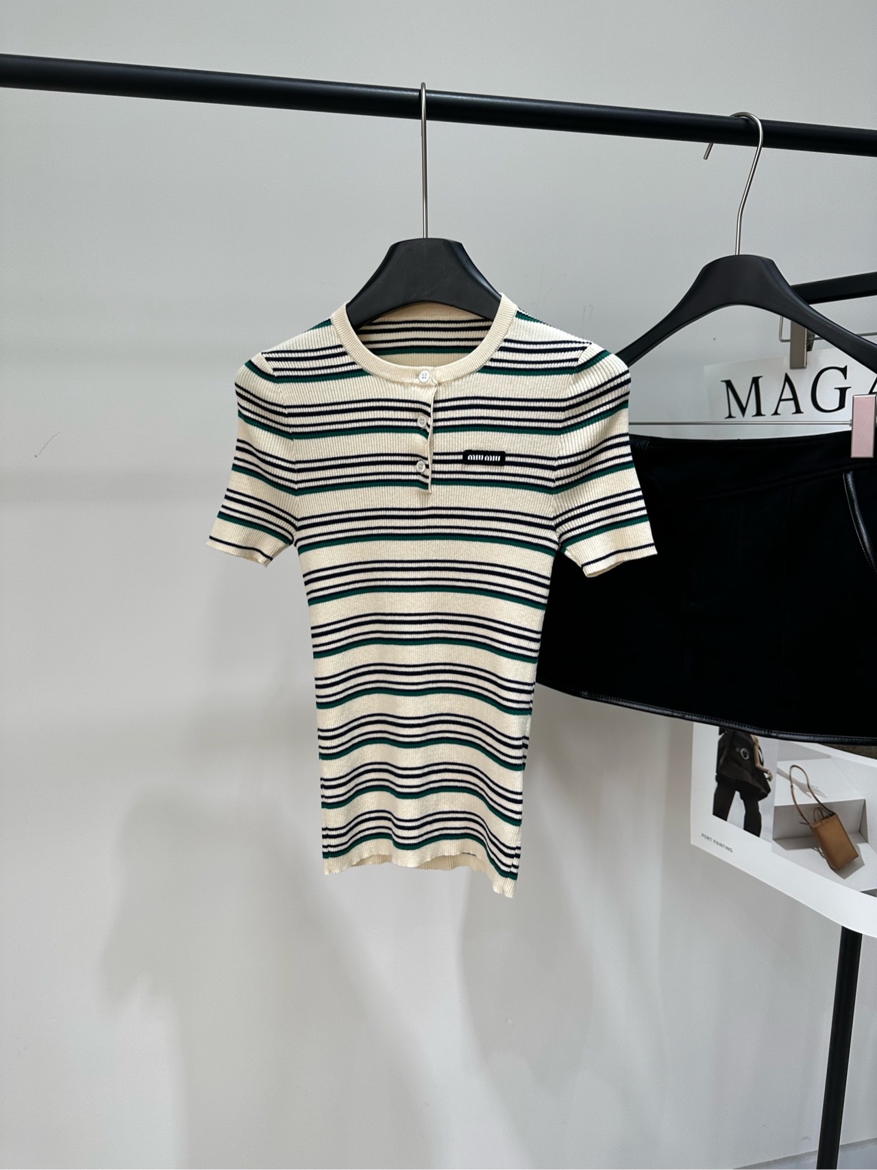 NO:762454,[M beige blue and green striped round neck knitted short-sleeved Tee], fabric 100% cotton, color beige blue and green striped, Miu* 26Ss early spring new model, milky white green striped logo rib knitted short-sleeved Tee, developed by yb and produced in a high version!  Perfect blend of retro college style and modern sense. Creamy white background with green and black contrasting pinstripes. Visually neat and white. High elastic crater strip fabric is comfortable and breathable. Half-open button design modifies the shoulder line. Wear it neatly and neatly alone. Wear it with a knitted cardigan to add layers. Freely switch between workplace and leisure scenes. Flat size S shoulder width 30, bust 56 stretch, length 60 M shoulder width 32, bust 60 stretch, length 61  L shoulder width 34, bust 64 stretch, length 62. There will be an error of 2 to 3cm due to manual measurement, which is within the normal range, miumiu, T-shirt,19860909【M米色蓝绿条纹圆领针织短袖】 ,面料全棉 颜色米蓝绿条纹 Miu* 26Ss早春新款 奶白色绿条纹徽标罗纹针织短袖Tee yb开发高版出品！ 将复古学院风与现代感完美融合 奶白底色搭配绿黑撞色细条纹 视觉上利落又显白 高弹坑条面料舒适透气,半开扣设计修饰肩线 单穿干练利落,外搭针织开衫更添层次 职场与休闲场景自由切换 平铺尺码 S肩宽30,胸围56弹力,衣长60 M肩宽32,胸围60弹力,衣长61 L肩宽34,胸围64弹力,衣长62 手工测量会有2～3cm误差属于正常范围,,miumiu,T-shirt,,Women's clothing
