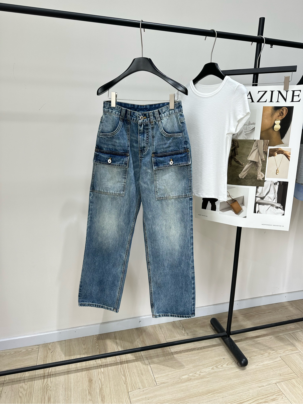 NO:790349,[M Retro Blue Multi-Pocket Work Denim Trousers], Fabric Denim Cotton Color Retro Blue Miu 2026 Early Spring Work Denim Jeans Retro Washed Blue + Multi-Pocket Design Full of Millennial Style!  The straight and slightly wide-leg version makes the legs longer and hides the flesh. It is very versatile for daily outings and leisure. The fabric is skin-friendly and muscle-friendly, comfortable to wear and not soft. Paired with knitted vests and work jackets, it is easy to get a sweet and cool retro style. Flat size S waist 70, hip 98, trouser length 103 M waist 74, hip 102, trouser length 104 L waist 78, hip 106, trouser length 105  There will be an error of 2~3cm due to manual measurement, which is within the normal range,,miumiu,jeans,jackets & coats,19860909【M复古蓝多口袋工装牛仔长裤】 ,面料牛仔棉 颜色复古蓝 Miu 2026早春工装牛仔裤 复古水洗蓝色+多口袋设计 千禧风满满！直筒微阔腿版型,显腿长又藏肉 日常出街、休闲都超百搭 面料亲肤有筋骨,穿着舒适不软塌 搭配针织背心、工装外套 轻松get甜酷复古风 平铺尺码 S腰围70,臀围98,裤长103 M腰围74,臀围102,裤长104 L腰围78,臀围106,裤长105 手工测量会有2～3cm误差属于正常范围,,miumiu,jeans,jackets & coats,,Women's clothing