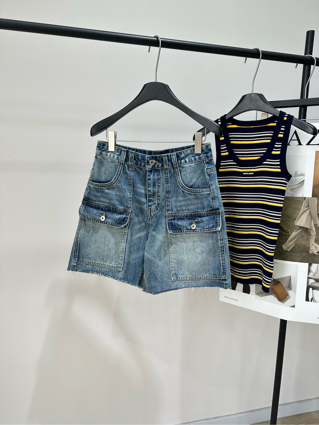 NO:790346,[M retro blue workwear multi-pocket denim shorts], made of denim cotton, color retro blue, Miu's workwear denim shorts are made of blue washed denim, with a retro and distressed texture!  High waist + A-line wide leg design, slimming and modifying the leg shape. Patch pockets + large pockets are full of details, practical and design. It can be easily managed in daily casual and street style. Pair it with a striped vest or shirt for a sweet and cool retro style!  It is a high-end fashion item, a must-have for fashionistas!  Flat size S waist 70, hip 98, pants length 45 M waist 74, hips 102, pants length 46 L waist 78, hips 106, pants length 47 Manual measurement will have an error of 2 to 3cm, which is within the normal range,,miumiu,shorts,shirts,19860909【M复古蓝工装多口袋牛仔短裤】 ,面料牛仔棉 颜色复古蓝 Miu这款工装牛仔短裤,采用蓝色水洗牛仔布 复古做旧质感超有范！ 高腰+A字阔腿设计,显瘦又修饰腿型 贴袋+大口袋细节满满,实用又有设计感 日常休闲、街头风都能轻松驾驭 搭配条纹背心或衬衫,复古甜酷风get！ 属于高端时尚单品,时髦精必入！ 平铺尺码 S腰围70,臀围98,裤长45 M腰围74,臀围102,裤长46 L腰围78,臀围106,裤长47 手工测量会有2～3cm误差属于正常范围,,miumiu,shorts,shirts,,Women's clothing