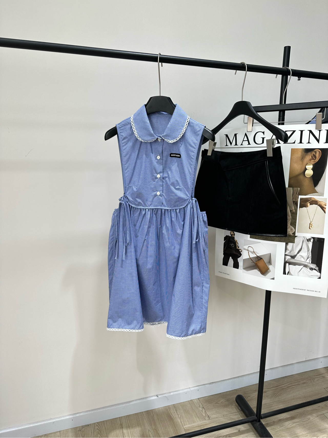 NO:790340,[M blue plaid lace doll collar sleeveless vest dress], made of 100% cotton, blue plaid color, Miu Miu blue plaid sleeveless dress, light blue stripes + doll collar + pearl edge, sweet and cute. The drawstring at the waist is adjustable, easily outlines the waistline, smart and figure-flattering. The fabric is light and breathable, super comfortable to wear in spring and summer!  The sleeveless design is refreshing and can be paired with loafers, mid-calf socks or a canvas bag. It is full of college style and is suitable for dates, exhibitions and afternoon tea. It is gentle and recognizable ~ Flat size S Shoulder width 34, waist 86, skirt length 85 M Shoulder width 35, waist 90, skirt length 87 L Shoulder width 36, waist 94, skirt length 89  There will be an error of 2 to 3cm due to manual measurement, which is within the normal range. Miumiu, loafers, skirts,19860909【M蓝格花边娃娃领无袖背心裙】 ,面料全棉 颜色蓝色格纹 Miu Miu蓝色格纹无袖连衣裙 浅蓝条纹+娃娃领+珍珠边,甜美又乖巧 腰部抽绳可调节,轻松勾勒腰线 灵动又显身材.面料轻薄透气,春夏穿超舒服！ 无袖设计清爽 搭配乐福鞋、中筒袜或帆布包 学院风满满,约会、逛展、下午茶都很适合 温柔又有辨识度～ 平铺尺码 S肩宽34,腰围86,裙长85 M肩宽35,腰围90,裙长87 L肩宽36,腰围94,裙长89 手工测量会有2～3cm误差属于正常范围,,miumiu,loafers,skirts,,Women's clothing