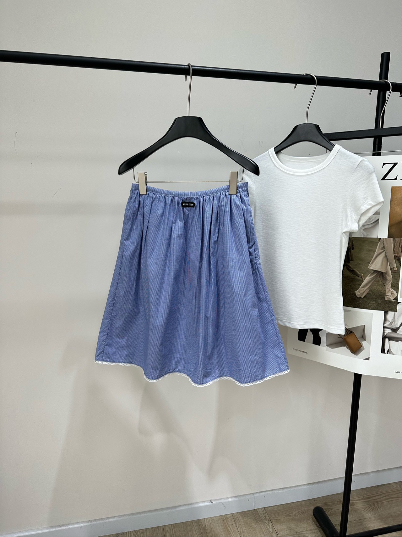 NO:790334,[M blue plaid lace pleated casual mid-length skirt], made of 100% cotton, color blue plaid Miu* this small blue plaid skirt, classic plaid + black label logo, highly recognizable!  Lightweight fabric, slightly umbrella-shaped skirt, and white lace embellishment. It has a girlish feel. The elastic waist design is comfortable and slim. It is suitable for daily commuting and campus wear. Pair it with a sweater or shirt to easily get a college or artistic style. It is a must-have and versatile item in the wardrobe!  Flat size S waist 66, skirt length 56 M waist 70, skirt length 57 L waist 74, skirt length 58 Manual measurement will have an error of 2 to 3cm, which is within the normal range,,miumiu,skirts,shirts,19860909【M蓝格花边百褶休闲中长半裙】 ,面料全棉 颜色蓝色格纹 Miu*这款蓝色小格纹半裙 经典格纹+黑标Logo,辨识度超高！ 轻薄面料,裙摆微伞形,白色花边点缀 少女感满满 松紧腰设计,舒适又显瘦 日常通勤、校园穿搭都很OK 搭配针织衫或衬衫,轻松get学院风or文艺风 是衣橱必备百搭单品！ 平铺尺码 S腰围66,裙长56 M腰围70,裙长57 L腰围74,裙长58 手工测量会有2～3cm误差属于正常范围,,miumiu,skirts,shirts,,Women's clothing