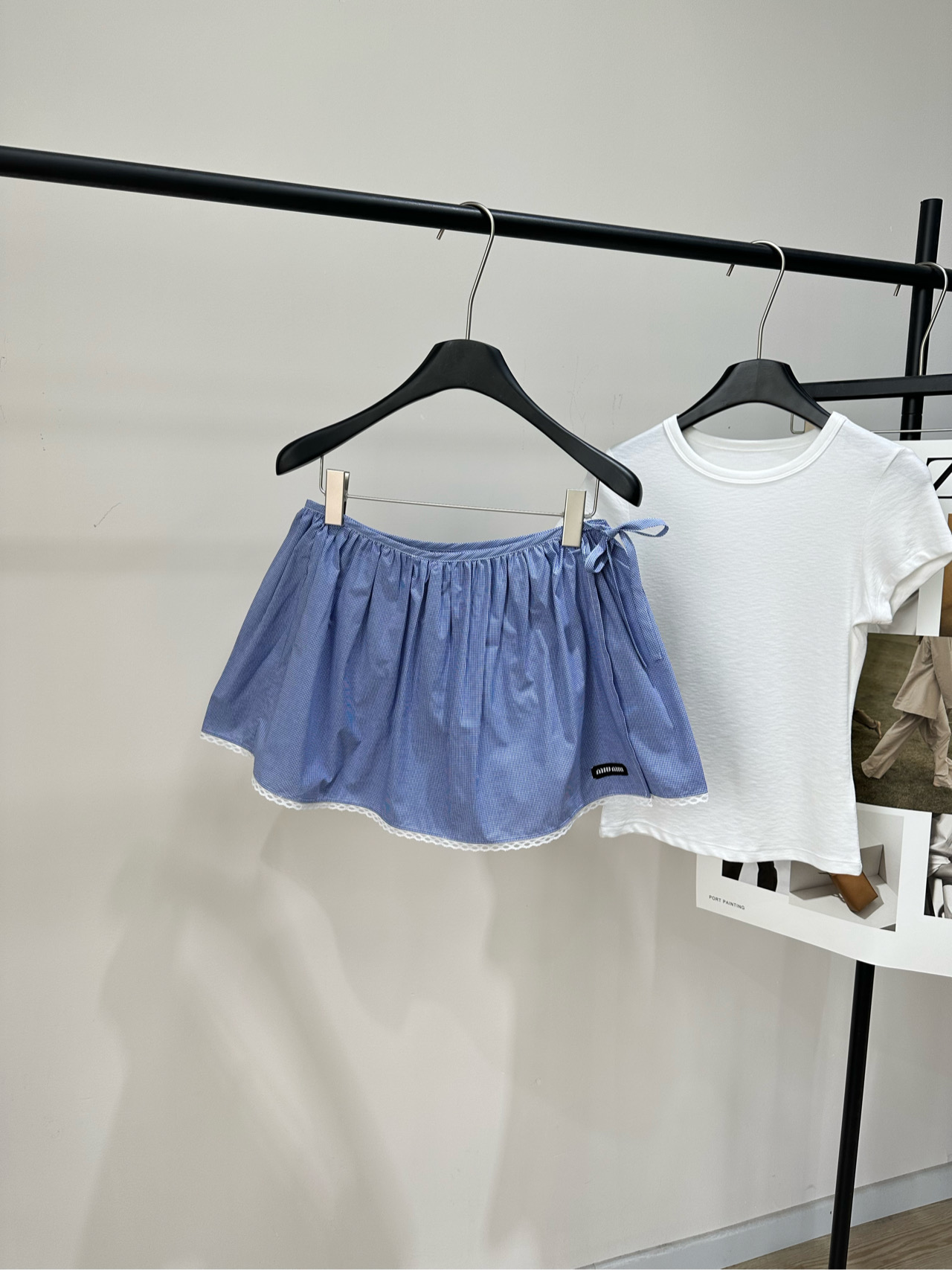 NO:790328,[M blue plaid lace-up casual skirt], made of 100% cotton, blue plaid color, Miu 2026 spring and summer blue plaid lace skirt, light blue base with white fine plaid, full of fresh college style. Cotton poplin fabric is light and soft, super comfortable to wear in spring and summer. Waist tie + skirt lace, very girly. The trumpet version covers the flesh and makes you slim, and the length is just right to expose the calf. It is suitable for daily outings, dates, and campus!  Pair it with a knitted vest or shirt, and you can easily get an age-reducing retro style ~ Flat size without lining S waist 70, skirt length 33 M waist 74, skirt length 34 L waist 78, skirt length 35 Manual measurement will have an error of 2 to 3cm, which is within the normal range,,miumiu,skirts,shirts,19860909【M蓝格花边搭片系带休闲短裙】 ,面料全棉 颜色蓝色格纹 Miu 2026春夏蓝色格纹花边短裙 浅蓝底配白色细格纹,清新学院风满满 棉质府绸面料轻盈柔软,春夏穿超舒服 腰部系带+裙摆蕾丝花边,少女感爆棚 喇叭版型遮肉显瘦,长度刚好露小腿 日常出街、约会、校园都很适合！ 搭配针织背心或衬衫,轻松get减龄复古风～ 平铺尺码无内衬 S腰围70,裙长33 M腰围74,裙长34 L腰围78,裙长35 手工测量会有2～3cm误差属于正常范围,,miumiu,skirts,shirts,,Women's clothing