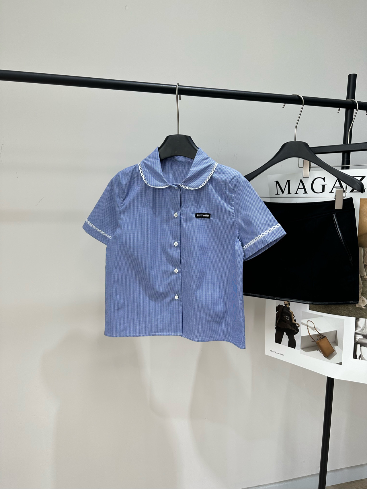 NO:790322,[M blue plaid lace doll collar short-sleeved shirt], made of 100% cotton, blue plaid color, Miu*2026 early spring series blue college style shirt, light blue base with white fine plaid, full of fresh retro feel, exquisite white embroidered lace on the collar and cuffs, black logo on the chest, extra points for details!  Cotton poplin fabric, soft and comfortable, slim straight fit. Suitable for daily commuting or dating. Paired with the plaid mini skirt of the same series. It has a youthful and girlish look, reduces age and is high-end. Easily create a college style look. Flat size S shoulder width 38, chest girth 94, dress length 55, sleeve length 21 M shoulder width 39, chest girth 98, dress length 56, sleeve length 22 L shoulder width 40, chest 102, dress length 57, sleeve length 23  There will be an error of 2 to 3cm due to manual measurement, which is within the normal range. Miumiu, skirts, shirts, T-shirts,19860909【M蓝格花边娃娃领短袖衬衫】 ,面料全棉 颜色蓝色格纹 Miu*2026早春系列蓝色学院风衬衫 浅蓝底配白色细格纹,清新复古感满满 领口和袖口有精致白色刺绣花边 胸前黑色标志,细节超加分！ 棉质府绸面料,柔软舒适,修身直筒版型 日常通勤或约会都很适合 搭配同系列格纹迷你半身裙 青春少女感爆棚,减龄又高级 轻松打造学院风造型 平铺尺码 S肩宽38,胸围94,衣长55,袖长21 M肩宽39,胸围98,衣长56,袖长22 L肩宽40,胸围102,衣长57,袖长23 手工测量会有2～3cm误差属于正常范围,,miumiu,skirts,shirts,T-shirt,,Women's clothing