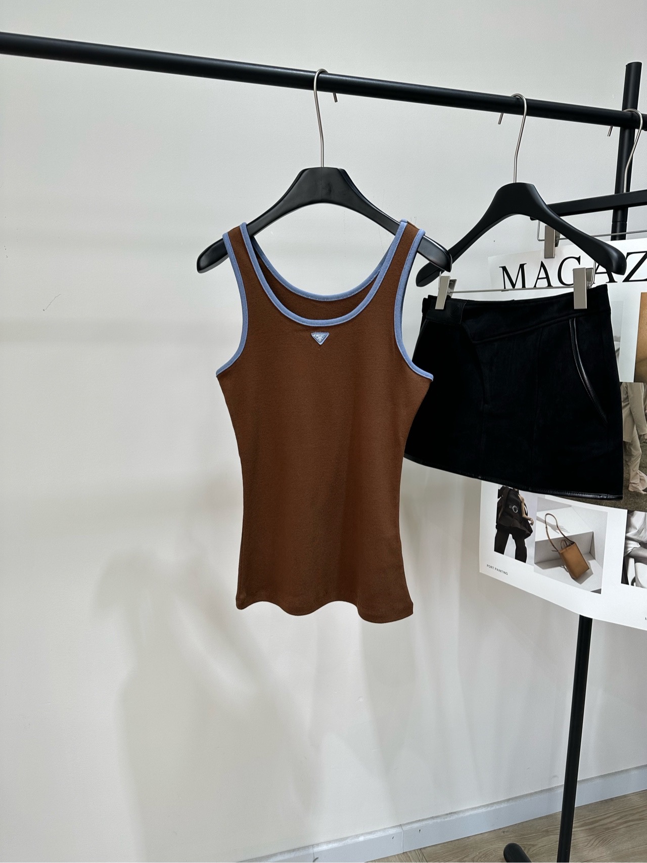 NO:790345,[P coffee color blue edge triangle logo contrasting vest], fabric cotton + spandex color coffee color Prada's contrasting knitted vest, coffee main color + light blue edge, simple and recognizable!  High-quality knitted fabric, soft and close-fitting, super comfortable to wear in spring and summer~ Sleeveless design, can be worn alone or layered under. It goes well with jeans and short skirts. The triangle logo on the chest has a super brand feel. It can be easily used for daily commuting and leisure, fashionable and versatile!  Flat size S shoulder width 28, bust 72 stretch, length 63 M shoulder width 29, bust 76 stretch, length 64 L shoulder width 30, bust 80 stretch, length 65 Manual measurement will have an error of 2 to 3cm, which is within the normal range,, prada, skirts, jeans,19860909【P咖色蓝边三角标撞色背心】 ,面料棉+氨纶 颜色咖色 Prada这款撞色针织背心 咖色主色+浅蓝边,简约又有辨识度！ 高品质针织面料,柔软贴身,春夏穿超舒服～ 无袖设计,单穿or内搭都OK 搭配牛仔裤、短裙都很出彩 胸前三角Logo超有品牌感 日常通勤、休闲都能轻松驾驭,时髦又百搭！ 平铺尺码 S肩宽28,胸围72弹力,衣长63 M肩宽29,胸围76弹力,衣长64 L肩宽30,胸围80弹力,衣长65 手工测量会有2～3cm误差属于正常范围,,prada,skirts,jeans,,Women's clothing