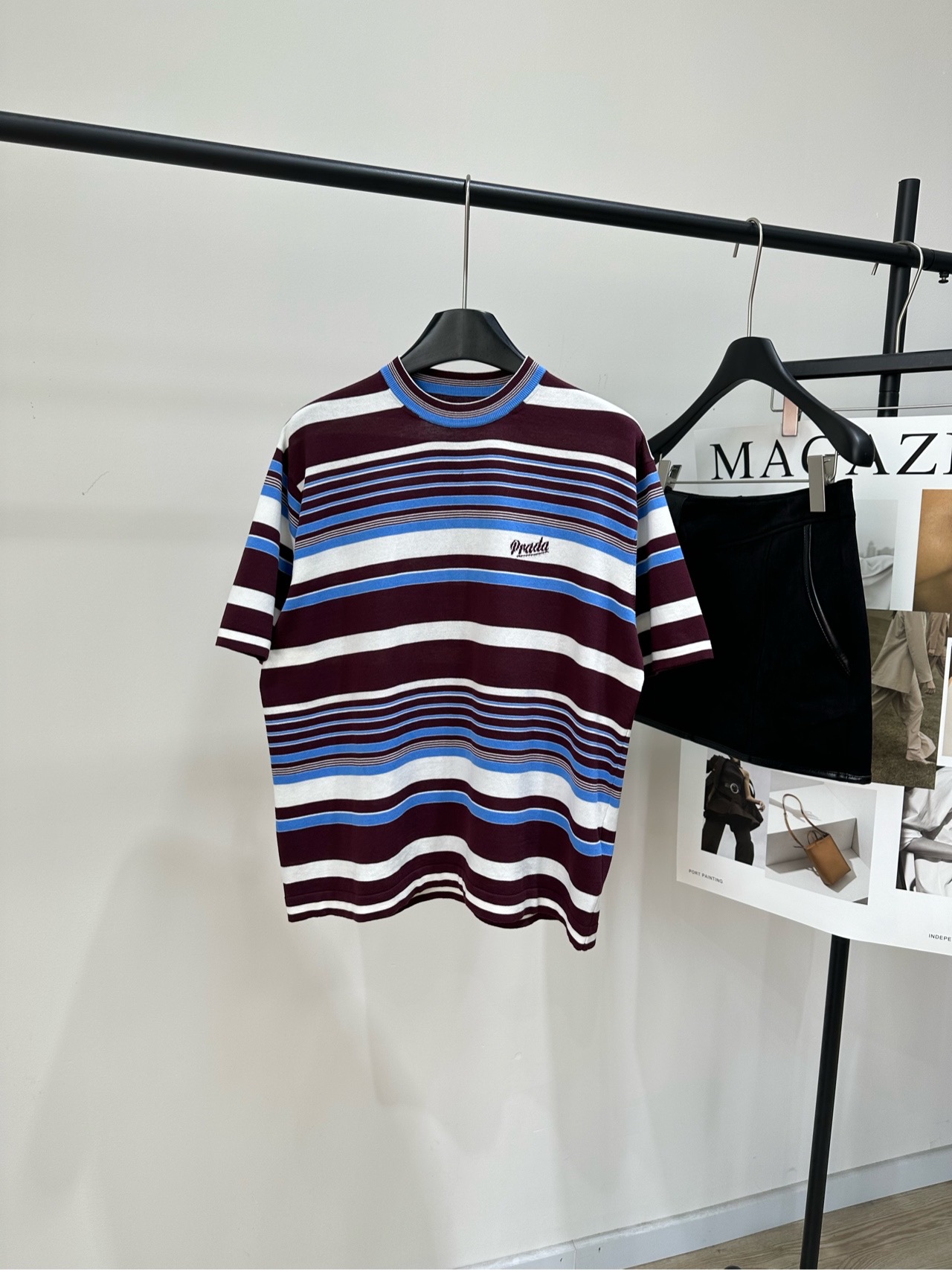 NO:792065,[P Burgundy Blue and White Stripes Round Neck Knitted Short Sleeves], Fabric Cotton Color Burgundy Blue and White Stripes This striped knitted T-shirt from Prada has a contrasting design of burgundy, blue and white, retro and fashionable!  Soft knitted fabric, breathable and comfortable. Logo embroidery on the chest is very recognizable. Loose fit, tolerant to a variety of body types. It goes well with pleated skirts and overalls. It can be easily used for commuting and leisure. Flat size  There will be an error of 2 to 3cm due to manual measurement, which is within the normal range, prada, skirts, T-shirt, tees, t-shirt,19860909【P酒红蓝白条纹圆领针织短袖】 ,面料棉 颜色酒红蓝白条纹 Prada这款条纹针织T恤 酒红、蓝、白撞色设计,复古又时髦！ 柔软针织面料,透气舒适 胸前Logo刺绣超有辨识度 宽松版型,包容多种身材 随便搭百褶裙、工装裤都很出彩 通勤休闲都能轻松驾驭～ 平铺尺码 S肩宽44,胸围106,衣长60,袖长23 M肩宽45,胸围110,衣长62,袖长24 L肩宽46,胸围114,衣长64,袖长25 手工测量会有2～3cm误差属于正常范围,,prada,skirts,T-shirt,tees，t-shirt,,Women's clothing