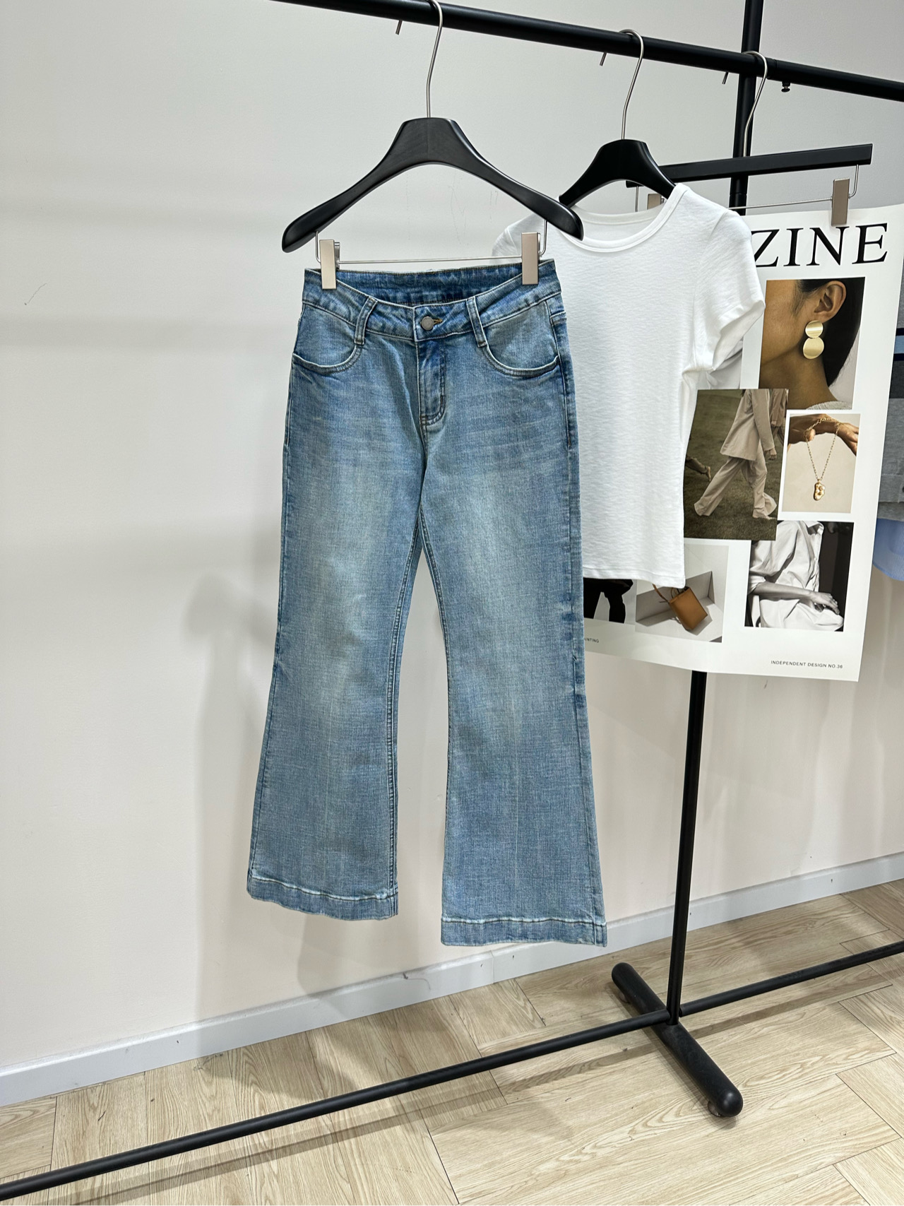 NO:792061,[Light blue slightly flared denim trousers], fabric denim cotton, color light blue Back to s｜Close-fitting slightly flared waist, shorten the pelvis, elongate the proportion of the leg line, modify the hip line, create a super waist-to-hip ratio, a pair of pants friendly to the H-shaped body, flat size S waist 68, hip 90 micro-elasticity, trouser length 98 M waist 72, hip 94 micro-elasticity, trouser length 100  L waist circumference 76, hip circumference 98 slightly elastic, pants length 102. There will be an error of 2 to 3cm in manual measurement, which is within the normal range.19860909【浅蓝微喇牛仔长裤】 ,面料牛仔棉 颜色浅蓝 Back to s｜贴身微喇低腰 缩短盆骨 拉长腿部线条比例 修饰更挺翘的臀线 打造超绝腰臀比 一条对/H型身材友好的裤型 平铺尺码 S腰围68,臀围90微弹力,裤长98 M腰围72,臀围94微弹力,裤长100 L腰围76,臀围98微弹力,裤长102 手工测量会有2～3cm误差属于正常范围,,,Women's clothing