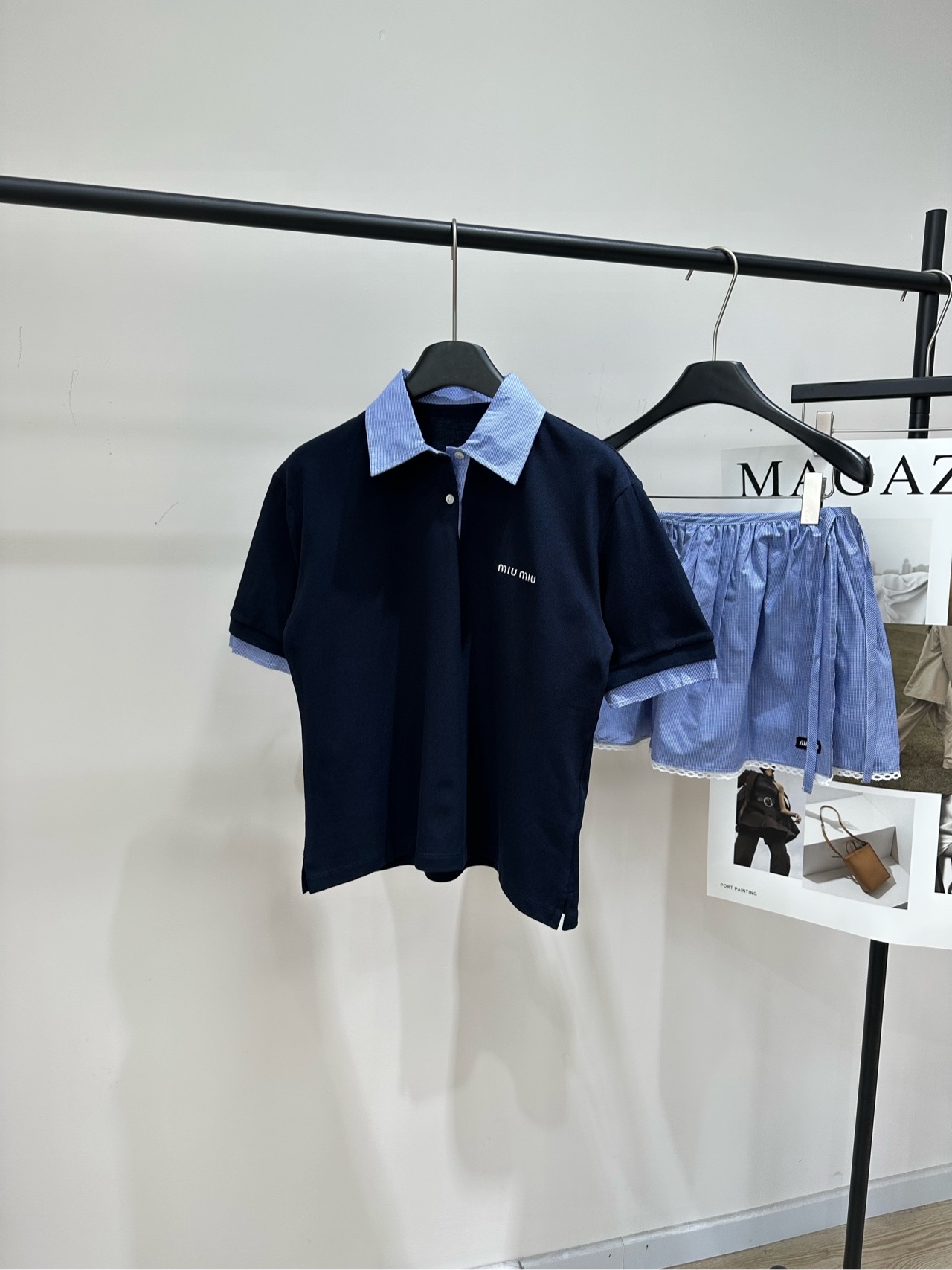 NO:792053,[M small blue plaid piqué cotton polo short-sleeved T], the fabric is pure cotton, the color is navy blue, plaid splicing blue fake two-piece series Miu*26 spring and summer new product small blue plaid splicing lapel fake two-piece short-sleeved polo shirt miu miu-flavored college style series college style Polo version Contrast color embroidery thread on the chest to create three-dimensional logo embroidery Small loose version hides the flesh and makes you look slimmer No pressure to wear alone and layered~ Blue style outfit College style outfit  Flat size S shoulder width 46, bust 100, length 57, sleeve length 23 M shoulder width 47, chest 104, length 59, sleeve length 24 L shoulder width 48, chest 108, length 61, sleeve length 25 Manual measurement will have an error of 2~3cm, which is within the normal range,,miumiu,T-shirt,19860909【M小蓝格边珠地棉polo短袖T】 ,面料全棉 颜色藏蓝 格纹拼接蓝色假两件系列 Miu*26春夏新品 小蓝色格纹拼接翻领假两件短袖polo衫 miu里miu气的学院风系列 学院风Polo版型 胸口对比色绣线打造立体logo刺绣 小宽松版型藏肉显瘦 单穿叠穿无压力~ 蓝色系穿搭 学院风穿搭 平铺尺码 S肩宽46,胸围100,衣长57,袖长23 M肩宽47,胸围104,衣长59,袖长24 L肩宽48,胸围108,衣长61,袖长25 手工测量会有2~3cm误差属于正常范围,,miumiu,T-shirt,,Women's clothing