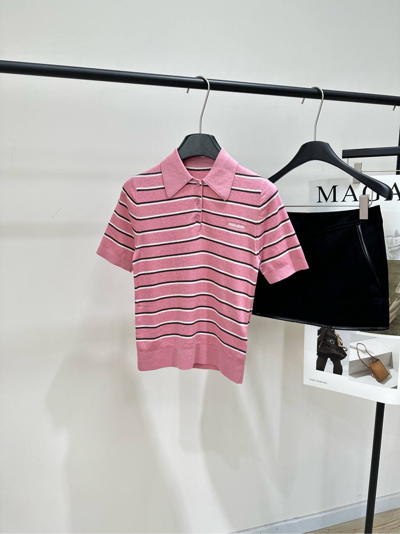 NO:792043,[M pink and brown striped polo knitted short sleeves], fabric cotton + spandex, color pink and brown striped, Miu*2026 early spring series pink striped knitted Polo shirt, soft and skin-friendly knitted fabric, light and breathable, super comfortable to wear in spring and summer!  Pink base with black and white stripes, full of retro college style. Lapel + threaded hem, neat shape and not easy to deform. Small logo embroidery on the chest, high brand recognition!  It can be easily controlled for daily commuting, dating, and leisure. Pair it with short skirts or jeans, and you can switch between sweet and cool or lazy style at will. Flat size S Shoulder width 34, bust 74 stretch, length 55, sleeve length 24 M Shoulder width 35, chest 78 stretch, length 56, sleeve length 25 L Shoulder width 36, bust 82 stretch, length 57, sleeve length 26  There will be an error of 2 to 3pm due to manual measurement, which is within the normal range. Miumiu, skirts, jeans, T-shirts,19860909【M粉咖色条纹polo针织短袖】 ,面料棉+氨纶 颜色粉咖条纹 Miu*2026早春系列粉色条纹针织Polo衫 柔软亲肤针织面料,轻薄透气,春夏穿超舒服！ 粉色底配黑白条纹,复古学院风满满 翻领+螺纹下摆,版型利落不易变形 胸口小Logo刺绣,品牌辨识度up！ 日常通勤、约会、休闲都能轻松驾驭 搭配短裙或牛仔裤,甜酷or慵懒风随心切换 平铺尺码 S肩宽34,胸围74弹力,衣长55,袖长24 M肩宽35,胸围78弹力,衣长56,袖长25 L肩宽36,胸围82弹力,衣长57,袖长26 手工测量会有2～3pm误差属于正常范围,,miumiu,skirts,jeans,T-shirt,,Women's clothing