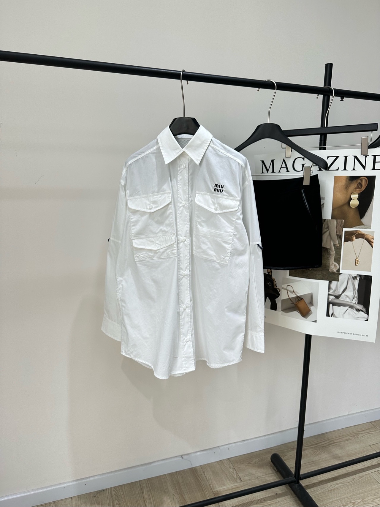 NO:792037,[M white work pocket mid-length shirt], made of 100% cotton, color white, MiuMiu spring and summer white embroidered pocket shirt, poplin cotton material, light and breathable, super comfortable for daily wear!  Work style double pockets + black embroidered logo, full score for sweet and cool rebelliousness. Short lapel and long sleeve design, great to wear alone or layered. It can be easily used for commuting and leisure. It is a hot item this season!  Flat size S shoulder width 52, bust 122, back length 78, sleeve length 56 M shoulder width 53, chest 126, back length 80, sleeve length 57 L shoulder width 54, bust 130, back length 82, sleeve length 58 Manual measurement will have an error of 2 to 3cm, which is within the normal range,,miumiu,shirts,19860909【M白色工装口袋中长款衬衫】 ,面料全棉 颜色白色 MiuMiu 春夏白色刺绣口袋衬衫 府绸棉材质,轻盈透气,日常穿着超舒适！ 工装风双口袋+黑色刺绣Logo 甜酷叛逆感满分 短款翻领长袖设计,单穿or叠搭都很出彩 通勤休闲都能轻松驾驭,是本季超火单品！ 平铺尺码 S肩宽52,胸围122,后衣长78,袖长56 M肩宽53,胸围126,后衣长80,袖长57 L肩宽54,胸围130,后衣长82,袖长58 手工测量会有2～3cm误差属于正常范围,,miumiu,shirts,,Women's clothing