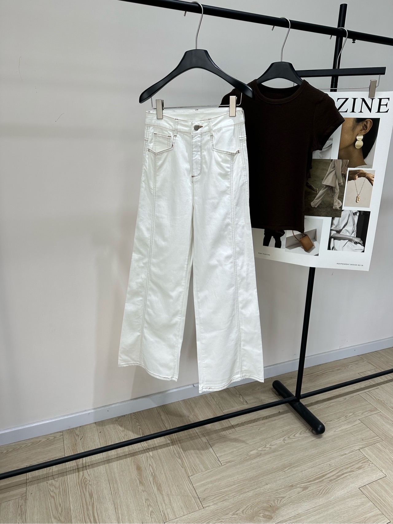 NO:792547,[TR white wide-leg denim trousers], fabric denim cotton color white 2026 Trend White Cow If you can only keep one pair of trousers in your wardrobe this year, it must be this custom-made cotton yarn White Cow subverts the stereotype of 'denim tightening the belly' Slight A-line super-covering version Super proportion Flat size S waist 68, hip 86 micro-elastic, trouser length 105 M waist 72, hip 90 micro-elastic, trouser length 107  L waist circumference 76, hip circumference 94 slightly elastic, pants length 109. There will be an error of 2 to 3cm in manual measurement, which is within the normal range.19860909【TR白色阔腿牛仔长裤】 ,面料牛仔棉 颜色白色 2026 Trend 白牛 如果今年的衣橱只能留一条裤子 那一定是这款定制棉纱线的白牛 颠覆“牛仔勒肚子”刻板认知 微A字超遮肉版型 超显比例 平铺尺码 S腰围68,臀围86微弹力,裤长105 M腰围72,臀围90微弹力,裤长107 L腰围76,臀围94微弹力,裤长109 手工测量会有2～3cm误差属于正常范围,,,Women's clothing