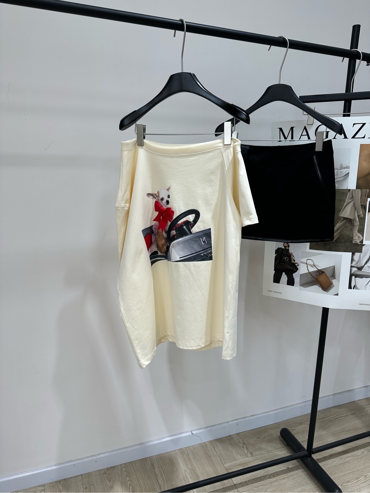NO:792543,[MG beige puppy drive print slant shoulder T], made of 100% cotton, color beige MARKGONG 26SS puppy drive slant shoulder T-shirt, the same style as Jisoo, pure cotton material, comfortable and breathable to wear, slant shoulder tailoring + fun puppy drive print, playful and individual, easy to create American retro street style. Loose version, tolerant of various body types. Paired with denim skirts or high-waisted pants, casual and fashionable. It is perfect for daily outings and photos. It has both design sense and trend, a must-have for fashionistas!  Flat size S shoulder width 54, chest 116, length 65, sleeve length 22 M shoulder width 55, chest 120, length 66, sleeve length 23 L shoulder width 56, chest 124, length 67, sleeve length 24 Manual measurement will have an error of 2 to 3cm, which is within the normal range, skirts, tees, t-shirts,19860909【MG米色小狗开车印花斜肩T】 ,面料全棉 颜色米色 MARKGONG 26SS小狗开车斜肩T恤 Jisoo同款,纯棉材质,穿着舒适透气 斜肩剪裁+趣味小狗开车印花 俏皮又有个性,轻松打造美式复古街头风 宽松版型,包容多种身材 搭配牛仔裙或高腰裤,随性又时髦 日常出街、拍照都超出片 设计感与潮流兼具,时髦精必入！ 平铺尺码 S肩宽54,胸围116,衣长65,袖长22 M肩宽55,胸围120,衣长66,袖长23 L肩宽56,胸围124,衣长67,袖长24 手工测量会有2～3cm误差属于正常范围,,skirts,tees，t-shirt,,Women's clothing