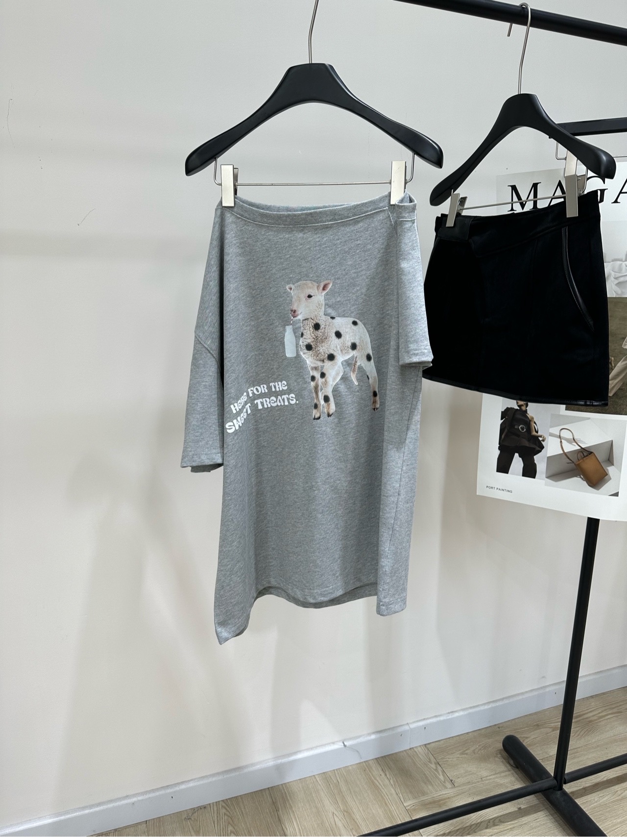 NO:792539,[MG gray sheep print off-shoulder short-sleeved T-shirt], made of 100% cotton and color gray MARKGONG 26SS spring and summer series lamb off-shoulder T-shirt. Made of pure heather gray cotton, soft and comfortable. Loose fit + off-shoulder design, casual and fashionable. Spotted lamb on the front + 'Here for the sweet treats' words, full score for sweet and cool style!  It can be easily paired with jeans or sweatpants for daily outings and vacations. It gives you a relaxed feel. Designer brand, a must-have for your personality!  Flat size S shoulder width 54, chest 116, length 65, sleeve length 22 M shoulder width 55, chest 120, length 66, sleeve length 23 L shoulder width 56, chest 124, length 67, sleeve length 24 Manual measurement will have an error of 2 to 3cm, which is within the normal range,,stuart weitzman,jeans,T-shirt,tees,t-shirt,19860909【MG灰色绵羊印花斜肩短袖T】 ,面料全棉 颜色灰色 MARKGONG 26SS春夏系列小羊斜肩T恤 麻灰色纯棉材质,柔软舒适 宽松版型+斜肩设计,随性又时髦 正面斑点小羊+“Here for the sweet treats”字样 甜酷风格满分！ 日常出街、度假都能轻松搭配牛仔裤或运动裤 松弛感get,设计师品牌,个性穿搭必备！ 平铺尺码 S肩宽54,胸围116,衣长65,袖长22 M肩宽55,胸围120,衣长66,袖长23 L肩宽56,胸围124,衣长67,袖长24 手工测量会有2～3cm误差属于正常范围,,stuart weitzman,jeans,T-shirt,tees，t-shirt,,Women's clothing