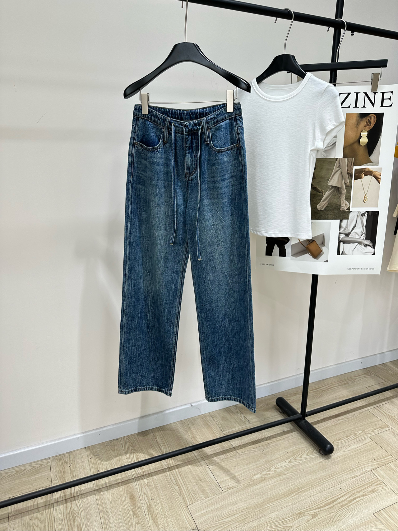 NO:792535,[Dark blue drawstring straight denim trousers], made of denim and cotton, color dark blue, hot style in spring and summer 2026, one pair of pants can be worn with ease, unlocking the wear of dust-covered tops. Customized stretch denim fabric, with ingenious wash color design. Straight legs modify the leg shape, creating a personal order freely and casually. 'Long-termism' for comfortable wearing. Flat size S waist 68, hip 96, pants length 103  M waist 72, hip 100, trouser length 105 L waist 76, hip 104, trouser length 107 There will be an error of 2 to 3cm in manual measurement, which is within the normal range.19860909【深蓝抽绳直筒牛仔长裤】 ,面料牛仔棉 颜色深蓝 2026春夏爆款,一裤多穿轻装上阵 解锁尘封上衣的穿搭 定制绵弹牛仔面料,搭配匠心洗水花色设计 直筒修饰腿型,自在随性地构建个人秩序 穿感舒适的“长期主义” 平铺尺码 S腰围68,臀围96,裤长103 M腰围72,臀围100,裤长105 L腰围76,臀围104,裤长107 手工测量会有2～3cm误差属于正常范围,,,Women's clothing