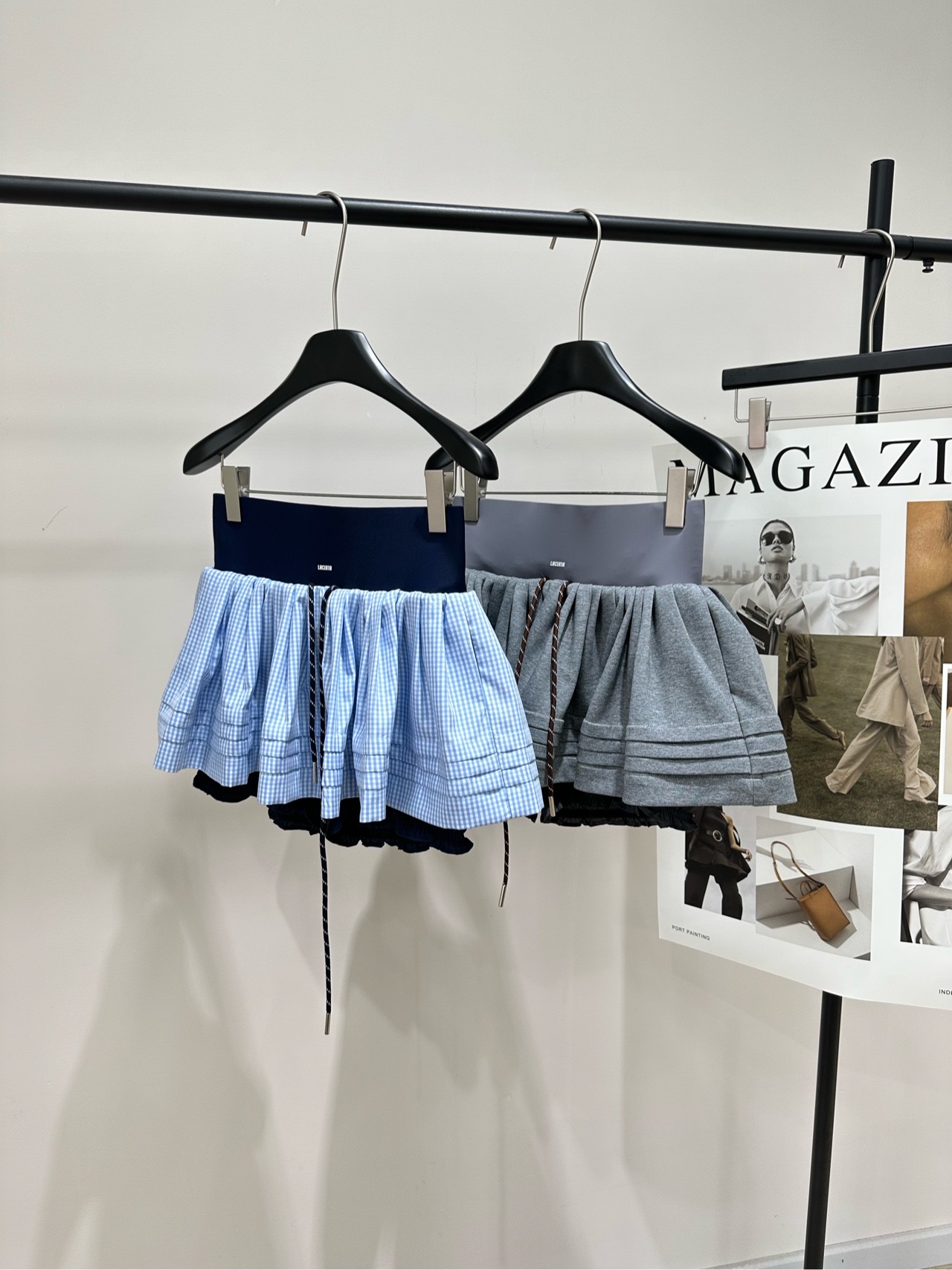 NO:792531,[LA wide belt drawstring cake puff skirt], fabric cotton + nylon, color blue check, gray LACERTA 26SS drawstring puff skirt, college style design, light blue check pattern + navy blue wide waist, fresh and age-reducing. The drawstring can be adjusted for elasticity, and the skirt is fluffy and flexible. It has a sense of elegance when walking~ The fabric is light and comfortable, perfect for spring and summer!  Pair it with a striped sweater or a short top, and you can easily get the Korean sweet girl style. It is great for daily street wear and campus wear. It has a perfect girly feel. The flat size has anti-exposure lining underpants. S waist 66 micro-elastic, hip 106, skirt length 36 M waist 70 micro-elastic, hip 110, skirt length 37 L waist 74 micro-elastic, hip 114, skirt length 38  There will be an error of 2~3cm due to manual measurement, which is within the normal range. Skirts,19860909【LA宽腰带抽绳蛋糕蓬蓬短裙裤】 ,面料棉+锦纶 颜色蓝格、灰色 LACERTA 26SS抽绳蓬蓬裙,学院风设计 浅蓝格纹+藏青宽腰头,清新又减龄 抽绳可调节松紧,裙摆蓬松灵动 走路自带飘逸感～ 面料轻盈舒适,春夏穿超合适！ 搭配条纹针织衫或短款上衣 轻松get韩系甜妹风 日常出街、校园穿搭都很出彩 元气少女感满分 平铺尺码有防走光内衬底裤 S腰围66微弹力,臀围106,裙长36 M腰围70微弹力,臀围110,裙长37 L腰围74微弹力,臀围114,裙长38 手工测量会有2～3cm误差属于正常范围,,skirts,,Women's clothing
