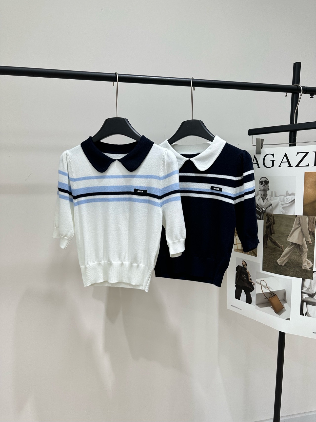 NO:792528,[LA Contrast Stripe Doll Collar Polo Short Sleeve], Fabric Wool Blended Color White, Navy LACERTA 2026 Spring New Product Blue and White Contrast Stripes + Peter Pan Collar, Full of College Style!  The creamy white base with light blue and navy stripes is fresh and age-reducing. The knitted fabric is soft and breathable, super comfortable to wear in spring and summer. The short slim fit shows the waistline. It looks good with a pleated skirt or jeans, and it makes you feel youthful and energetic!  It is perfect for daily commuting, campus wear, and photo taking. Practical and fashionable~ Flat size S shoulder width 36, bust 76 stretch, length 48, sleeve length 32 M shoulder width 37, bust 80 stretch, dress length 49, sleeve length 33 L shoulder width 38, bust 84 stretch, dress length 50, sleeve length 34 Manual measurement will have an error of 2 to 3cm, which is normal, skirts, jeans, T-shirts,19860909【LA撞色条纹娃娃领polo短袖】 ,面料羊毛混纺 颜色白色、藏蓝 LACERTA 2026春季新品 蓝白撞色条纹+彼得潘领,学院风满满！ 奶白底配浅蓝藏蓝条纹,清新又减龄 针织面料柔软透气,春夏穿超舒服 短款修身版型,显腰线 搭百褶裙or牛仔裤都好看,青春活力感拉满！ 日常通勤、校园穿搭、拍照都很出片 实用又时髦～ 平铺尺码 S肩宽36,胸围76弹力,衣长48,袖长32 M肩宽37,胸围80弹力,衣长49,袖长33 L肩宽38,胸围84弹力,衣长50,袖长34 手工测量会有2～3cm误差属于正常范围,,skirts,jeans,T-shirt,,Women's clothing