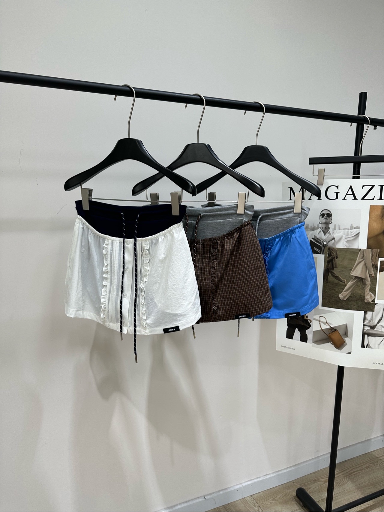 NO:792522,[LA three-color lace contrast button culottes], fabric cotton + spandex, color white, coffee, blue, LACERTA 2026 early spring new product, college style design, white A-shaped culottes with black waistband, drawstring details are super layered!  The fabric is light and breathable, and the fungus decoration is sweet and age-reducing. It is suitable for daily commuting, campus wear or casual outings~ The high-waist design modifies the body proportions and makes the legs longer. It is easy to create a Korean college style look. Fashionable and practical, sisters who like college style don't miss it!  Flat size S waist 66 elastic, hip 82 elastic, skirt length 32 M waist 70 elastic, hip 86 elastic, skirt length 33 L waist 74 elastic, hip 90 elastic, skirt length 34 Manual measurement will have an error of 2 to 3cm, which is within the normal range,,skirts,19860909【LA三色花边撞色纽扣短裙裤】 ,面料棉+氨纶 颜色白色、咖色、蓝色 LACERTA 2026早春新品,学院风设计 白色A型裙裤搭配黑色腰头 抽绳细节超有层次感！ 面料轻盈透气,木耳边装饰甜美又减龄 日常通勤、校园穿搭或休闲出游都很适合～ 高腰设计修饰身材比例,显腿长 轻松打造韩系学院风look 时尚实用,喜欢学院风的姐妹别错过啦！ 平铺尺码 S腰围66弹力,臀围82弹力,裙长32 M腰围70弹力,臀围86弹力,裙长33 L腰围74弹力,臀围90弹力,裙长34 手工测量会有2～3cm误差属于正常范围,,skirts,,Women's clothing