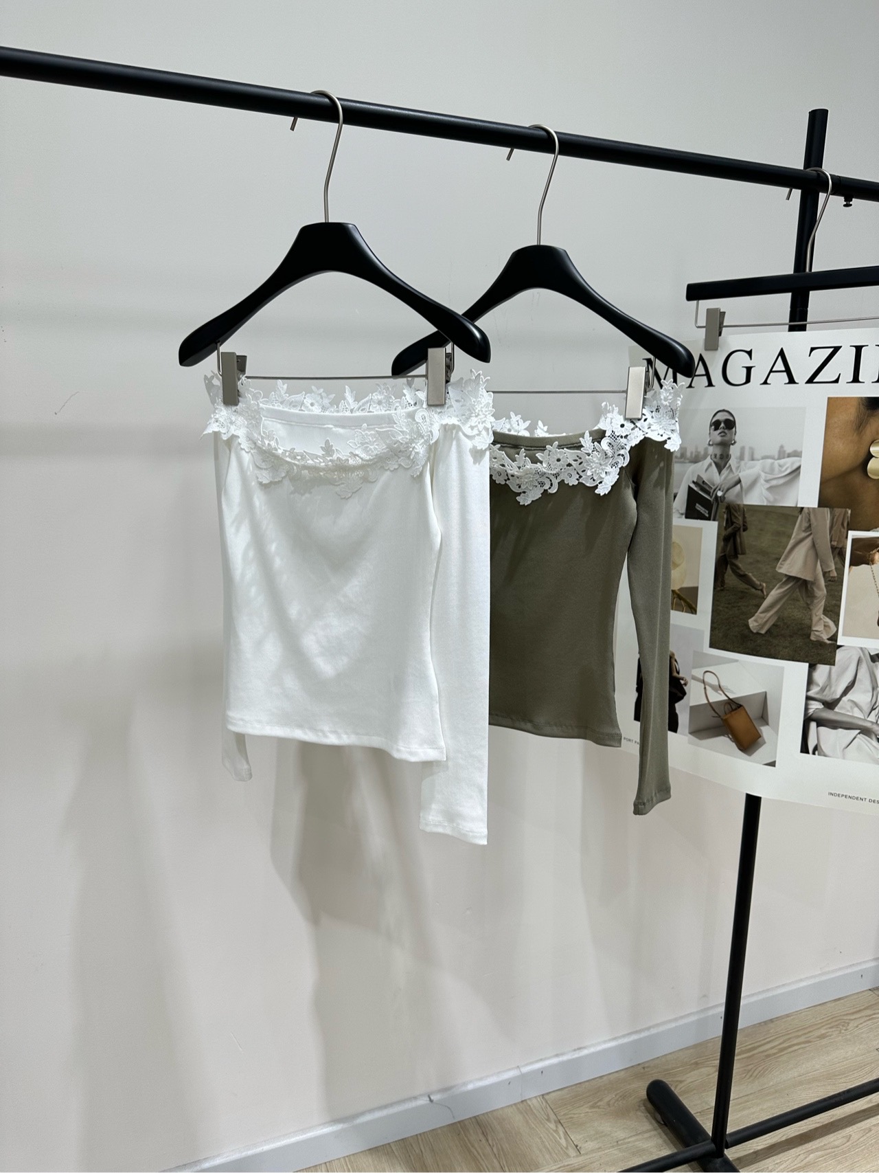 NO:793063,[ODTD lace one-shoulder long-sleeved T], fabric cotton + spandex, color white, dark green ODTD 26 spring and summer lace one-shoulder rib top Slim-fitting long-sleeved design, fits the body shape, showing off your curves White floral lace on the neckline, one-shoulder cut Elegant and a little sexy Rib knitted fabric has good elasticity and is comfortable to wear Dark green color is versatile, easy to match with jeans or skirts Suitable for daily outings and vacations Easily create a fashionable atmosphere  Flat size S Shoulder width 40, bust 70 stretch, length 43, sleeve length 50 M Shoulder width 41, bust 74 stretch, length 44, sleeve length 51 L Shoulder width 42, bust 78 stretch, length 45, sleeve length 52 There will be an error of 2 to 3cm in manual measurement, which is normal, skirts, jeans,19860909【ODTD蕾丝花边一字领长袖T】 ,面料棉+氨纶 颜色白色、墨绿 ODTD 26春夏花边一字肩罗纹上衣 修身长袖设计,贴合身形,展现曲线美 领口白色花卉蕾丝花边,一字肩剪裁 优雅又带点小性感 罗纹针织面料弹性好,穿着舒适 墨绿色调百搭,轻松搭配牛仔裤或半裙 日常出街、度假都很适合 轻松打造时髦氛围感 平铺尺码 S肩宽40,胸围70弹力,衣长43,袖长50 M肩宽41,胸围74弹力,衣长44,袖长51 L肩宽42,胸围78弹力,衣长45,袖长52 手工测量会有2～3cm误差属于正常范围,,skirts,jeans,,Women's clothing