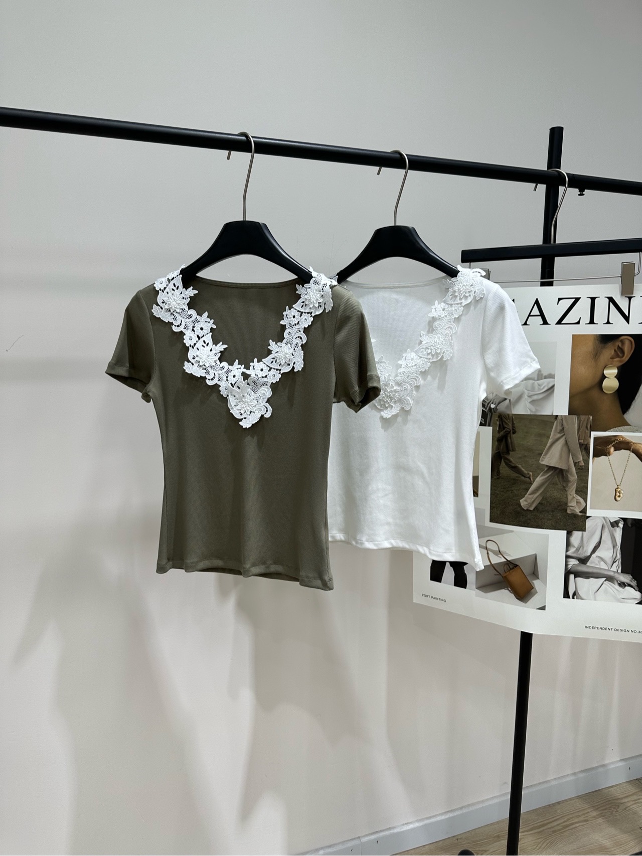 NO:793069,[ODTD lace V-neck short-sleeved T], fabric cotton + spandex, color dark green, white ODTD 26 spring and summer series lace V-neck short-sleeved, available in dark green and white, soft knitted fabric, close-fitting and comfortable White three-dimensional lace V-neck design, romantic and delicate Modify the neckline and face shape, super elegant when paired with simple bottoms Can be easily used for daily commuting, vacations, and dates. Great to wear alone or inside, it is a versatile artifact for the spring and summer wardrobe!  Flat size S shoulder width 36, bust 76 elastic, length 50, sleeve length 17 M shoulder width 37, chest 80 stretch, length 51, sleeve length 18 L shoulder width 38, chest 84 stretch, length 52, sleeve length 19 Manual measurement will have an error of 2 to 3cm, which is normal, T-shirt,19860909【ODTD蕾丝花边V领短袖T】 ,面料棉+氨纶 颜色墨绿、白色 ODTD 26春夏系列花边V领短袖 墨绿和白色可选,柔软针织面料贴身舒适 白色立体花边V领设计,浪漫精致 修饰颈线和脸型,搭配简约下装超有气质 日常通勤、度假、约会都能轻松驾驭 单穿或内搭都很出彩,是春夏衣橱百搭神器！ 平铺尺码 S肩宽36,胸围76弹力,衣长50,袖长17 M肩宽37,胸围80弹力,衣长51,袖长18 L肩宽38,胸围84弹力,衣长52,袖长19 手工测量会有2～3cm误差属于正常范围,,T-shirt,,Women's clothing
