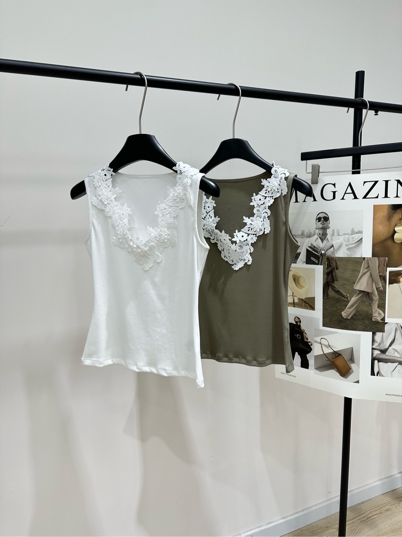 NO:793072,[ODTD lace V-neck sleeveless vest], fabric cotton + spandex, color white, dark green ODTD 26SS spring and summer series lace V-neck sleeveless vest, olive green main color + white lace, exquisite and layered. Slim cut, fit body shape, super comfortable and breathable in spring and summer!  The sleeveless design is versatile and can be worn alone or as an inner layer. Paired with high-waisted pants/skirts, you can easily get an elegant and casual style ~ Designer women's clothing, a must-have for fashionistas!  Flat size S shoulder width 33, bust 72 stretch, length 49 M shoulder width 34, bust 76 stretch, length 50 L shoulder width 35, bust 80 stretch, length 51 Manual measurement will have an error of 2 to 3cm, which is within the normal range,,skirts,19860909【ODTD蕾丝花边V领无袖背心】 ,面料棉+氨纶 颜色白色、墨绿 ODTD 26SS春夏系列花边V领无袖背心 橄榄绿主色+白色蕾丝花边,精致又有层次感 修身剪裁,贴合身形,春夏穿超舒适透气！ 无袖设计百搭,单穿or内搭都OK 配高腰裤/半裙,轻松get优雅休闲风～ 设计师女装,时髦精必入！ 平铺尺码 S肩宽33,胸围72弹力,衣长49 M肩宽34,胸围76弹力,衣长50 L肩宽35,胸围80弹力,衣长51 手工测量会有2～3cm误差属于正常范围,,skirts,,Women's clothing