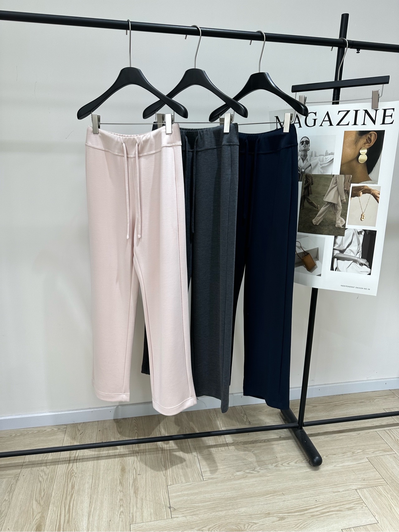 NO:793639,[lulu three-color milk leather silky casual trousers], fabric modal acetate spandex blend, colors nude pink, dark gray, navy blue 26 hot styles | Lulu super slimming pants imported cupro latte fabric, it feels as smooth as latte in the mouth, bright color, and the texture is superb to the naked eye. Nude pink, navy blue, gray, flat size  S waist 70 elastic, hip 96 elastic, trouser length 104 M waist 74 elastic, hip 100 elastic, trouser length 106 L waist 78 elastic, hip 104 elastic, trouser length 108 There will be an error of 2 to 3cm in manual measurement, which is normal.19860909【lulu三色奶皮丝滑休闲长裤】 ,面料莫代尔醋酸氨纶混纺 颜色裸粉色、深灰、藏蓝 26爆款｜Lulu超显瘦神裤 进口铜氨拿铁面料 上手是像拿铁入口般丝滑如绸的触感 光亮的色泽 肉眼质感也超绝 裸粉色、藏蓝色、灰色 平铺尺码 S腰围70弹力,臀围96弹力,裤长104 M腰围74弹力,臀围100弹力,裤长106 L腰围78弹力,臀围104弹力,裤长108 手工测量会有2～3cm误差属于正常范围,,,Women's clothing
