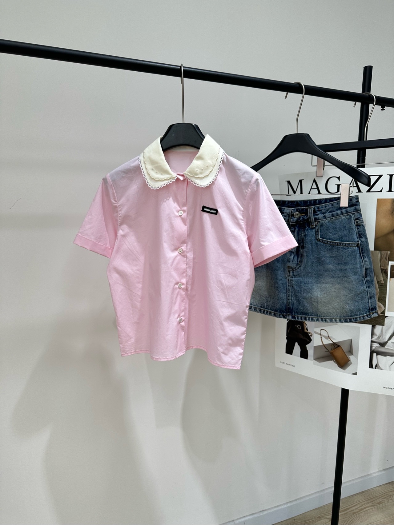 NO:793632,[M light pink lace doll collar short-sleeved shirt], made of 100% cotton, light pink color, Miu pink doll collar short-sleeved shirt, college style design, lace collar + small logo on the chest, full of girly feel, light cotton fabric, super comfortable to wear in spring and summer, short sleeves are refreshing and waistline, age-reducing and versatile!  Pair it with a pleated skirt or denim skirt to easily get a sweet college style. It is suitable for daily commuting, dating, and leisure. Flat size S shoulder width 39, bust 98, dress length 53, sleeve length 20 M shoulder width 40, chest 102, dress length 54, sleeve length 21 L shoulder width 41, chest 106, dress length 55, sleeve length 23  There will be an error of 2 to 3cm due to manual measurement, which is within the normal range. Miumiu, skirts, shirts, T-shirts,19860909【M浅粉色花边娃娃领短袖衬衫】 ,面料全棉 颜色浅粉色 Miu 粉色娃娃领短袖衬衫,学院风设计 蕾丝花边领口+胸前小Logo,少女感满满 轻薄棉质面料,春夏穿超舒适 短袖清爽又显腰线,减龄又百搭！ 搭配百褶裙或牛仔短裙,轻松get甜美学院风 日常通勤、约会、休闲都很适合哦 平铺尺码 S肩宽39,胸围98,衣长53,袖长20 M肩宽40,胸围102,衣长54,袖长21 L肩宽41,胸围106,衣长55,袖长23 手工测量会有2～3cm误差属于正常范围,,miumiu,skirts,shirts,T-shirt,,Women's clothing