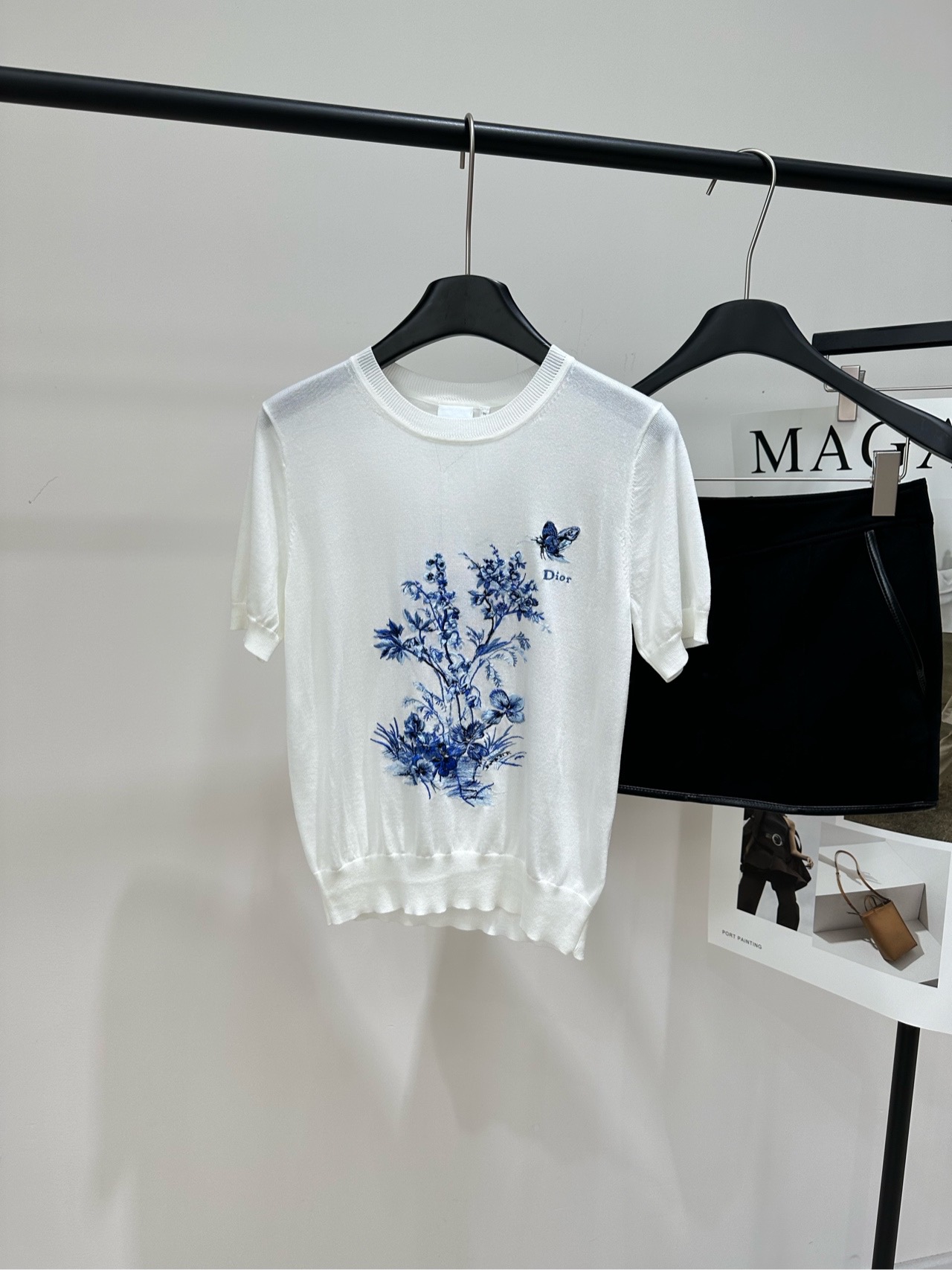 NO:793626,[D blue flower butterfly embroidery round neck knitted short sleeves], fabric 70 wool 30 mulberry silk, color white Dio* 2026 Spring and Summer Ruyi printed knitted T-shirt, white knitted fabric is soft and breathable, super comfortable to wear in summer!  The blue and white plant print + butterfly element on the front fills the oriental aesthetic atmosphere. The round neck and short-sleeved design is simple and elegant. It is elegant when paired with trousers or short skirts. It is easy to maintain a relaxed and high-end feel~ It can be easily controlled for daily commuting and vacation. It is comfortable and has a sense of design. It is a must-have for fashionable girls!  Flat size S Shoulder width 36, bust 86 stretch, length 53, sleeve length 21 M Shoulder width 37, chest 90 stretch, length 55, sleeve length 22 L Shoulder width 38, bust 94 stretch, length 57, sleeve length 23 Manual measurement will have an error of 2 to 3cm, which is within the normal range, dior, skirts, T-shirt, tees, t-shirt,19860909【D蓝花蝴蝶刺绣圆领针织短袖】 ,面料70羊毛30桑蚕丝 颜色白色 Dio* 2026春夏茹依印花针织T恤 白色针织面料柔软透气,夏天穿超舒服！ 正面蓝白植物印花+蝴蝶元素 东方美学氛围感拉满 圆领短袖设计简约大方 搭配长裤或短裙都很优雅 轻松拿捏松弛高级感～ 日常通勤、度假都能轻松驾驭 舒适又有设计感,时髦女孩必入！ 平铺尺码 S肩宽36,胸围86弹力,衣长53,袖长21 M肩宽37,胸围90弹力,衣长55,袖长22 L肩宽38,胸围94弹力,衣长57,袖长23 手工测量会有2～3cm误差属于正常范围,,dior,skirts,T-shirt,tees，t-shirt,,Women's clothing