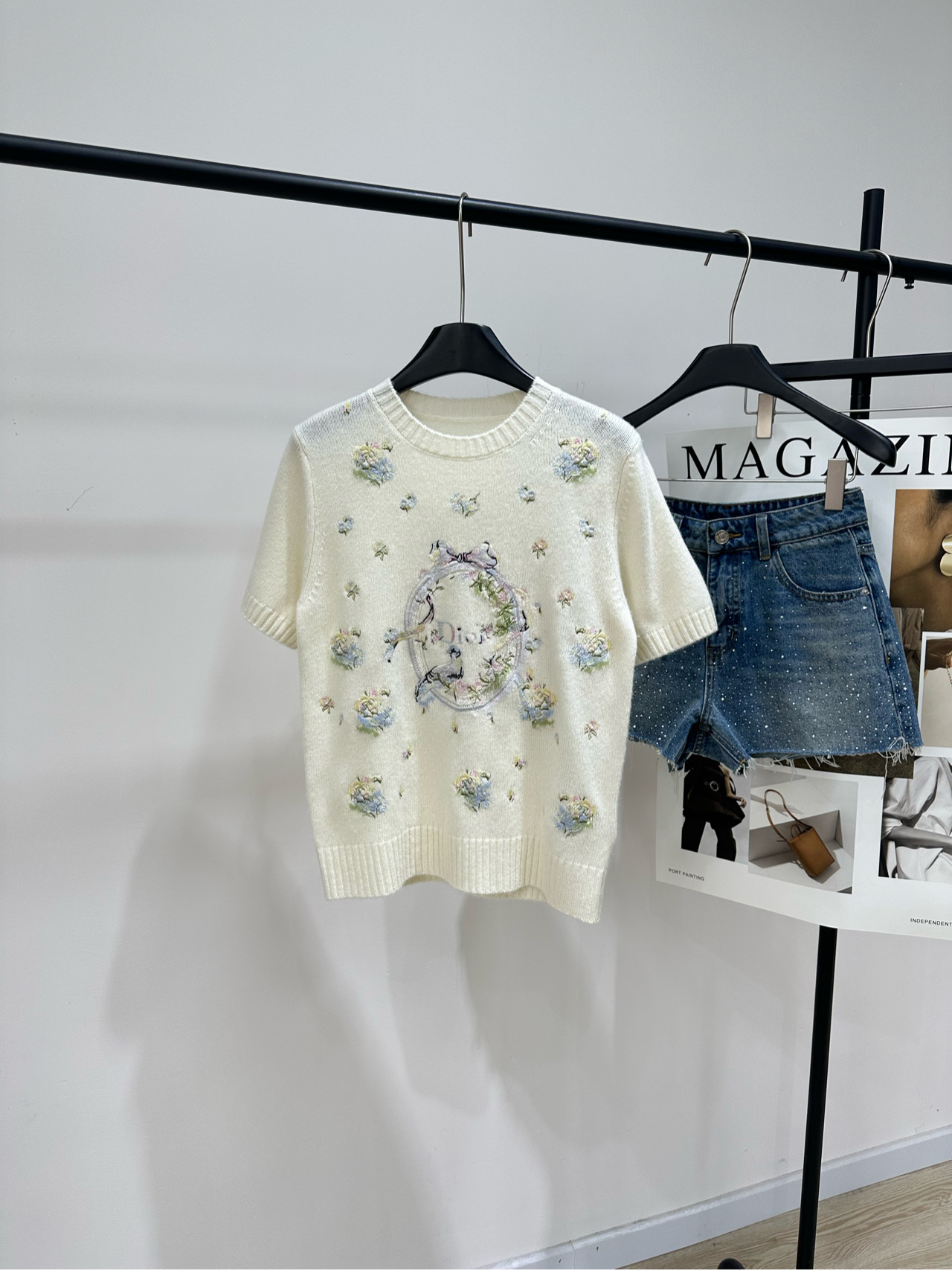 NO:796018,[D milky white garland bird embroidery cashmere short sleeves], fabric cashmere color milky white Dior 2026 spring and summer series floral embroidery knitted short sleeves off-white cashmere material, soft and skin-friendly, full of spring atmosphere Exquisite flower and bird embroidery + central circular flower pattern, super beautiful details Slightly loose tailoring, comfortable and elegant It looks great alone or layered with suits Can be easily managed for commuting, dating, and leisure Pair with jeans or skirts, elegant and practical  It is a must-have light luxury item in early spring!  Flat size S Shoulder width 37, bust 86 stretch, length 54, sleeve length 24 M Shoulder width 38, bust 90 stretch, length 56, sleeve length 25 L Shoulder width 39, bust 94 stretch, length 58, sleeve length 26 Manual measurement will have an error of 2 to 3cm, which is within the normal range, dior, skirts, jeans, T-shirt, business suit,19860909【D奶白色花环小鸟刺绣羊绒短袖】 ,面料羊绒 颜色奶白色 Dior 2026春夏系列花卉刺绣针织短袖 米白色羊绒材质,柔软亲肤,春日氛围感满满 精致花鸟刺绣+中央圆形花卉图案,细节超美 微宽松剪裁,舒适又显气质 单穿或叠搭西装都很出彩 通勤、约会、休闲都能轻松驾驭 搭配牛仔裤或半裙,优雅又实用 是早春必入的轻奢单品！ 平铺尺码 S肩宽37,胸围86弹力,衣长54,袖长24 M肩宽38,胸围90弹力,衣长56,袖长25 L肩宽39,胸围94弹力,衣长58,袖长26 手工测量会有2～3cm误差属于正常范围,,dior,skirts,jeans,T-shirt,business suit,,Women's clothing