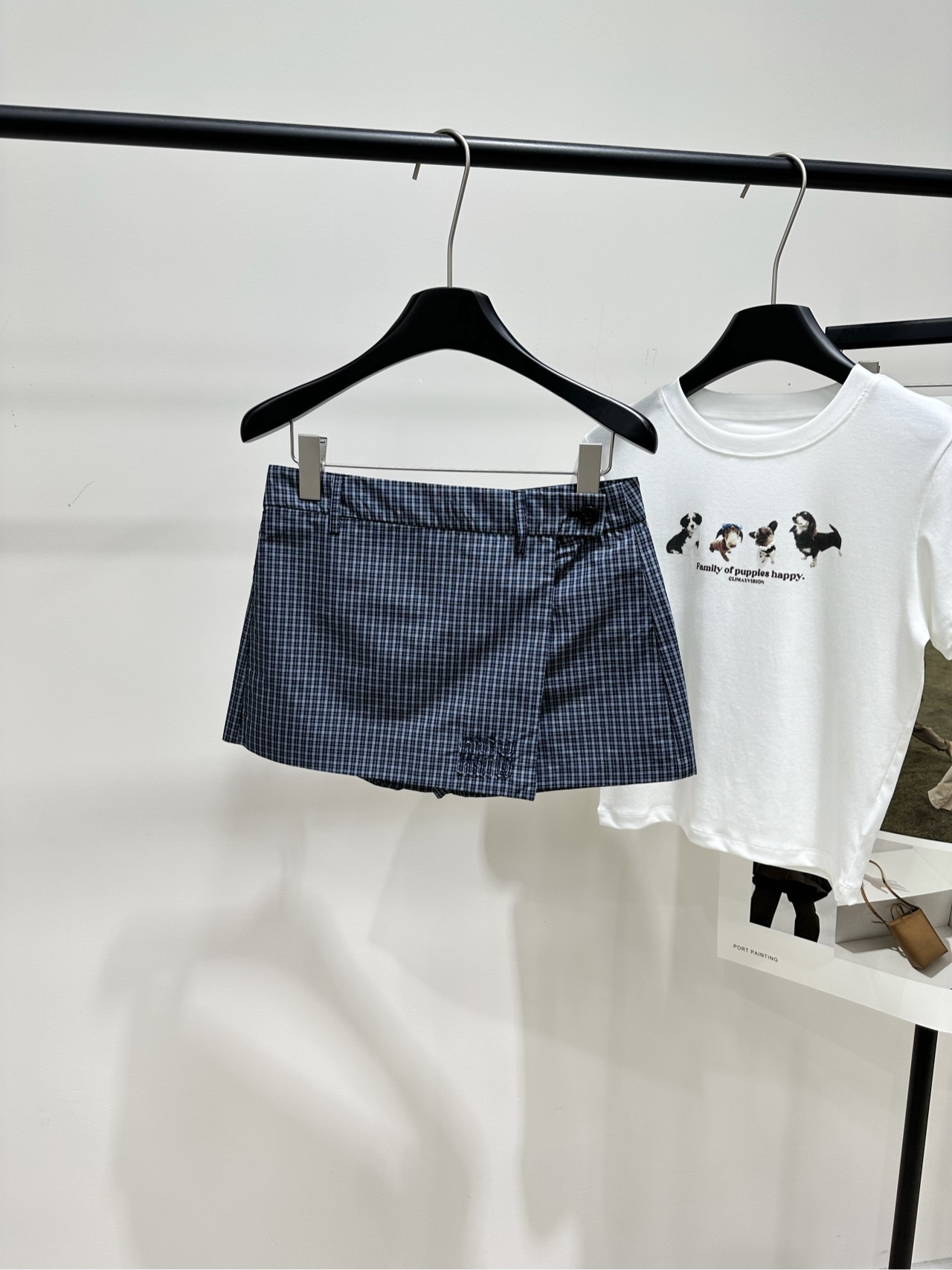 NO:796576,[M dark blue fine plaid casual short culottes], made of cotton and dark blue in color. Miu blue plaid suit, including jacket + skirt, full of retro college style!  The jacket is loose and dropped at the shoulders, embellished with metal buttons, and has a full workwear feel. The skirt has the same plaid pattern, neat tailoring, and the bow details are super playful ~ The overall blue and gray tone makes it easy to get a sweet and cool retro style!  Suitable for daily commuting and citywalk. Comfortable and fashionable, easy to control various occasions. Flat size S waist 68, hip 90, trouser length 30 M waist 72, hip 94, trouser length 31 L waist 76, hip 98, trouser length 32. There will be an error of 2~3cm in manual measurement, which is within the normal range,,miumiu,skirts,jackets & coats,jackets & coats,19860909【M深蓝细格休闲搭片短裙裤】 ,面料棉 颜色深蓝 Miu蓝色格纹套装,包含夹克外套+短裙 复古学院风满满！外套宽松落肩 金属纽扣点缀,工装感十足 短裙同款格纹,剪裁利落,蝴蝶结细节超俏皮～ 整体蓝灰色调 轻松get甜酷复古风！ 日常通勤、citywalk都很适合 舒适又时髦,轻松驾驭多种场合 平铺尺码 S腰围68,臀围90,裤长30 M腰围72,臀围94,裤长31 L腰围76,臀围98,裤长32 手工测量会有2~3cm误差属于正常范围,,miumiu,skirts,jackets & coats,jackets & coats,,Women's clothing