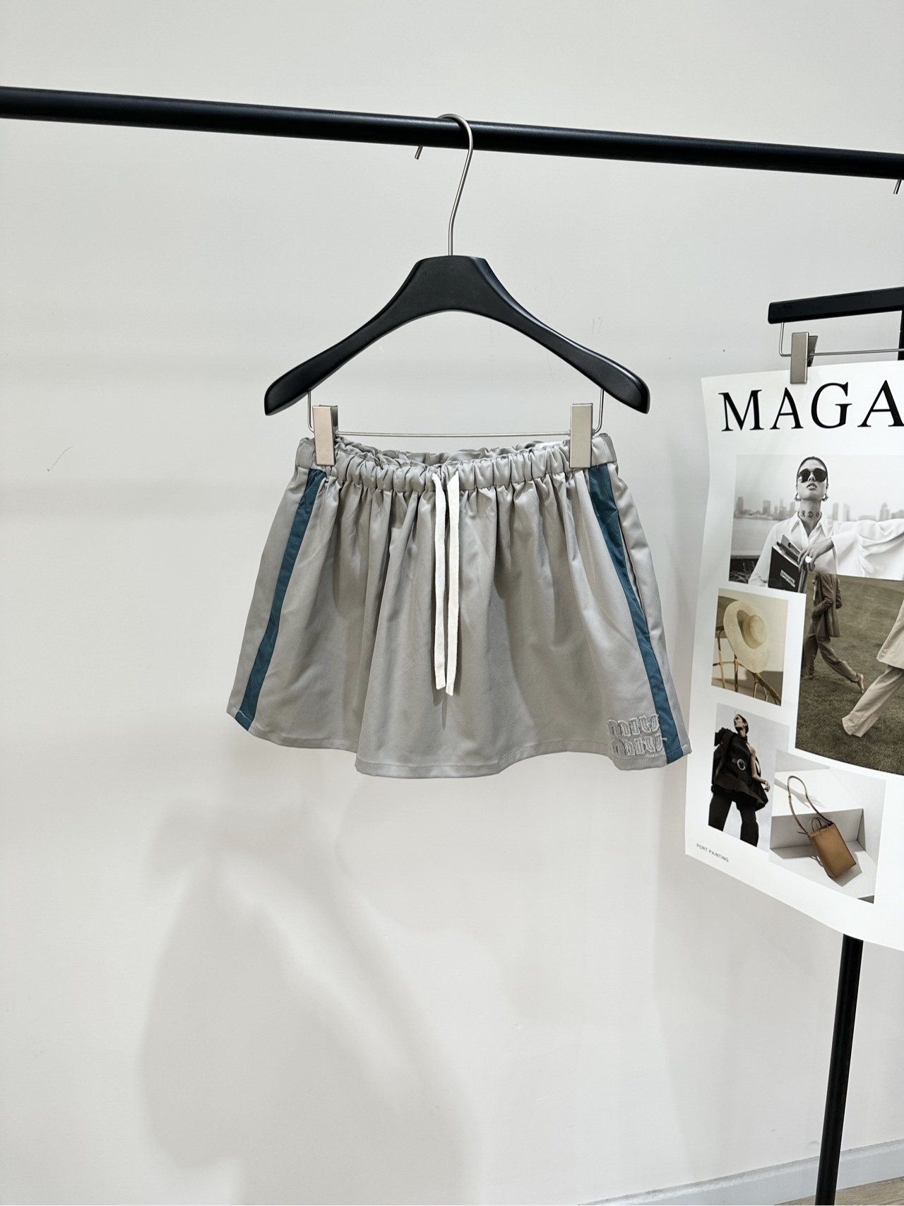 NO:796568,[M gray-green color-blocked drawstring casual skirt], fabric cotton + polyester fiber, gray-green color-blocked color, Miu gray sports style skirt, thin polyester fiber material, soft and comfortable, perfect for spring and summer!  The main color is gray + green stripes, full of vitality. The white drawstring design makes it easy to adjust the waistline and fits the body shape. Miu Miu embroidery on the skirt has a full sense of brand. It can be easily worn in daily casual or campus style. Pair it with a sports jacket or vest for a sweet and cool girly look!  Flat size S waist 66 elastic, hip 116, skirt length 33 M waist 70 elastic, hip 120, skirt length 34 L waist 74 elastic, hip 124, skirt length 35 There will be an error of 2~3cm in manual measurement, which is within the normal range,,miumiu,skirts,jackets & coats,19860909【M灰绿拼色抽绳休闲半裙】 ,面料棉+聚酯纤维 颜色灰绿拼色 Miu灰色运动风短裙 轻薄聚酯纤维材质,柔软舒适,春夏穿超合适！ 灰色主色+绿色条纹,活力满满 白色抽绳设计方便调节腰围,贴合身形 裙摆Miu Miu刺绣 品牌感十足,日常休闲、校园风都能轻松驾驭 搭配运动外套或背心 甜酷少女感轻松get！ 平铺尺码 S腰围66弹力,臀围116,裙长33 M腰围70弹力,臀围120,裙长34 L腰围74弹力,臀围124,裙长35 手工测量会有2~3cm误差属于正常范围,,miumiu,skirts,jackets & coats,,Women's clothing