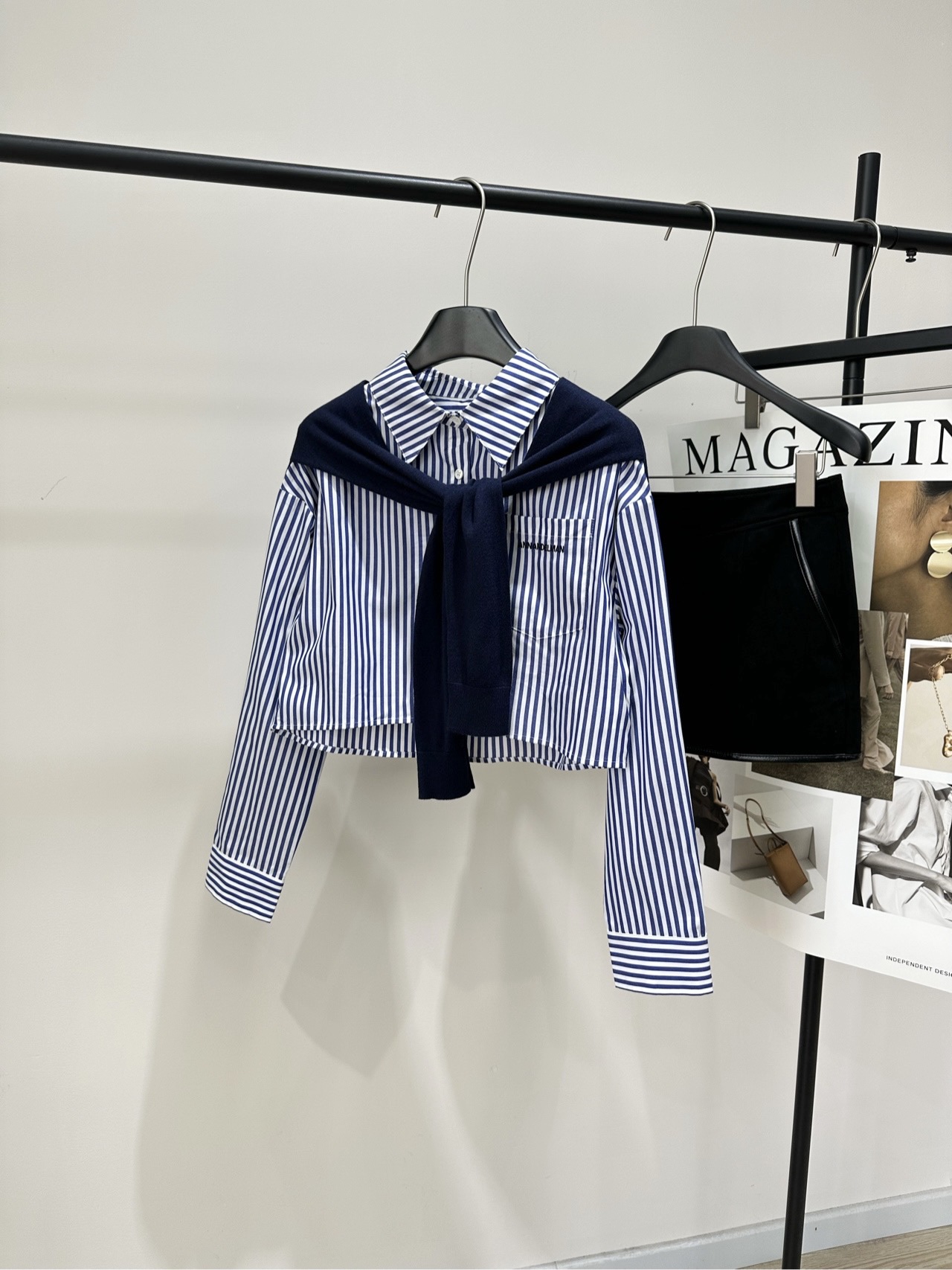 NO:796554,[Ann blue and white striped shawl short shirt], fabric cotton + wool, color blue and white stripes, 26SS nautical striped cotton wool navy collar shawl shirt, contrasting color lapel, versatile short long-sleeved top, blending Ann style nautical neatness and academic gentleness into the texture, pure cotton poplin striped shirt with crisp muscles, classic blue and white vertical stripes replica of nautical uniform genes, neat and crisp lapels, single-row button placket with chest embroidered logo, there is a sense of sophistication hidden in the details.  The outer wool knitted shawl is made of four flat stitches. The contrasting navy color has a sense of layering and can be tied into a bow or hang down naturally. Wear it multiple times to unlock different styles. The short cut is precisely above the waistline. The loose shoulder sleeves hide the arm fat, and the cuffs are trimmed with stripes to balance the casualness and neatness. The pure cotton fabric is breathable and skin-friendly, and the wool shawl adds warmth. It is not boring to wear alone in late spring and early summer. In autumn, layered jackets can also hold the aura.  Flat size S shoulder width 50, chest 102, length 43, sleeve length 52 M shoulder width 51, chest 106, length 45, sleeve length 53 L shoulder width 52, chest 110, length 47, sleeve length 54 Manual measurement will have an error of 2~3cm, which is within the normal range, jackets & coats, shirts, shawls,19860909【Ann蓝白条纹披肩短款衬衫】 ,面料棉+羊毛 颜色蓝白条纹 26SS 航海条纹棉羊毛海军领披肩衬衫 撞色翻领百搭短款长袖上衣 把Ann风航海的利落与学院感的温柔揉进肌理 纯棉府绸条纹衬衫带着挺括筋骨 经典蓝白竖条纹复刻航海制服基因 翻领利落挺括,单排纽扣门襟搭配胸口刺绣logo 细节里藏着精致感 外搭的羊毛针织披肩采用四平针工艺 藏青撞色自带层次感,可系成蝴蝶结或自然垂落 一衣多穿解锁不同风格 短款剪裁精准落在腰线以上 宽松落肩袖藏住手臂赘肉,袖口做了条纹收边 把随性与利落平衡得刚好 纯棉面料透气亲肤,羊毛披肩增添暖意 春末夏初单穿不闷 入秋叠搭外套也能hold住气场 平铺尺码 S肩宽50,胸围102,衣长43,袖长52 M肩宽51,胸围106,衣长45,袖长53 L肩宽52,胸围110,衣长47,袖长54 手工测量会有2~3cm误差属于正常范围,,jackets & coats,shirts,shawls,,Women's clothing