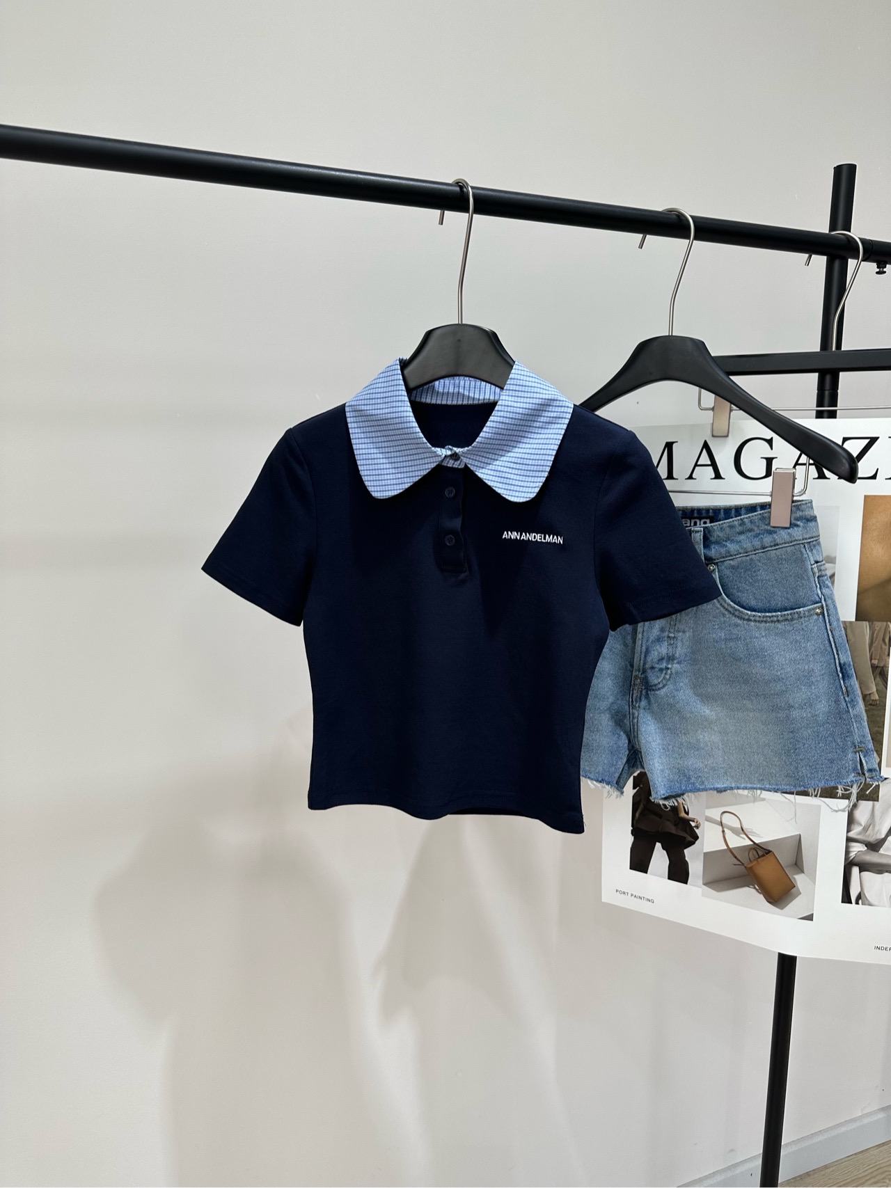 NO:796545,[Ann's navy blue striped doll collar short-sleeved T], fabric cotton, color navy blue ANN ANDELMAN navy blue Polo collar short-sleeved, classic lapel + white stitching, full of college style!  Short and slim cut, the knitted fabric has good elasticity. It is super comfortable to wear in summer. Brand embroidery on the chest, full of details. Pair it with a high-waisted skirt or jeans, and you can easily maintain your youthful vitality. It is suitable for commuting, campus, and leisure. It is age-reducing and fashionable. It is a must-have and versatile item for summer wardrobe!  Flat size S shoulder width 36, bust 76 stretch, length 46, sleeve length 19 M shoulder width 37, chest 80 stretch, length 47, sleeve length 20 L shoulder width 38, chest 84 stretch, length 48, sleeve length 21 Manual measurement will have an error of 2 to 3cm, which is within the normal range, skirts, jeans, T-shirt,19860909【Ann藏蓝条纹娃娃领短袖T】 ,面料棉 颜色藏蓝 ANN ANDELMAN藏蓝Polo领短袖 经典翻领+白色拼接,学院风满满！ 短款修身剪裁,针织面料弹性好 夏天穿超舒服 胸前品牌刺绣,细节感拉满 搭配高腰裙or牛仔裤,青春活力轻松拿捏 通勤、校园、休闲都很适合 减龄又时髦,是夏季衣橱必备百搭单品！ 平铺尺码 S肩宽36,胸围76弹力,衣长46,袖长19 M肩宽37,胸围80弹力,衣长47,袖长20 L肩宽38,胸围84弹力,衣长48,袖长21 手工测量会有2～3cm误差属于正常范围,,skirts,jeans,T-shirt,,Women's clothing