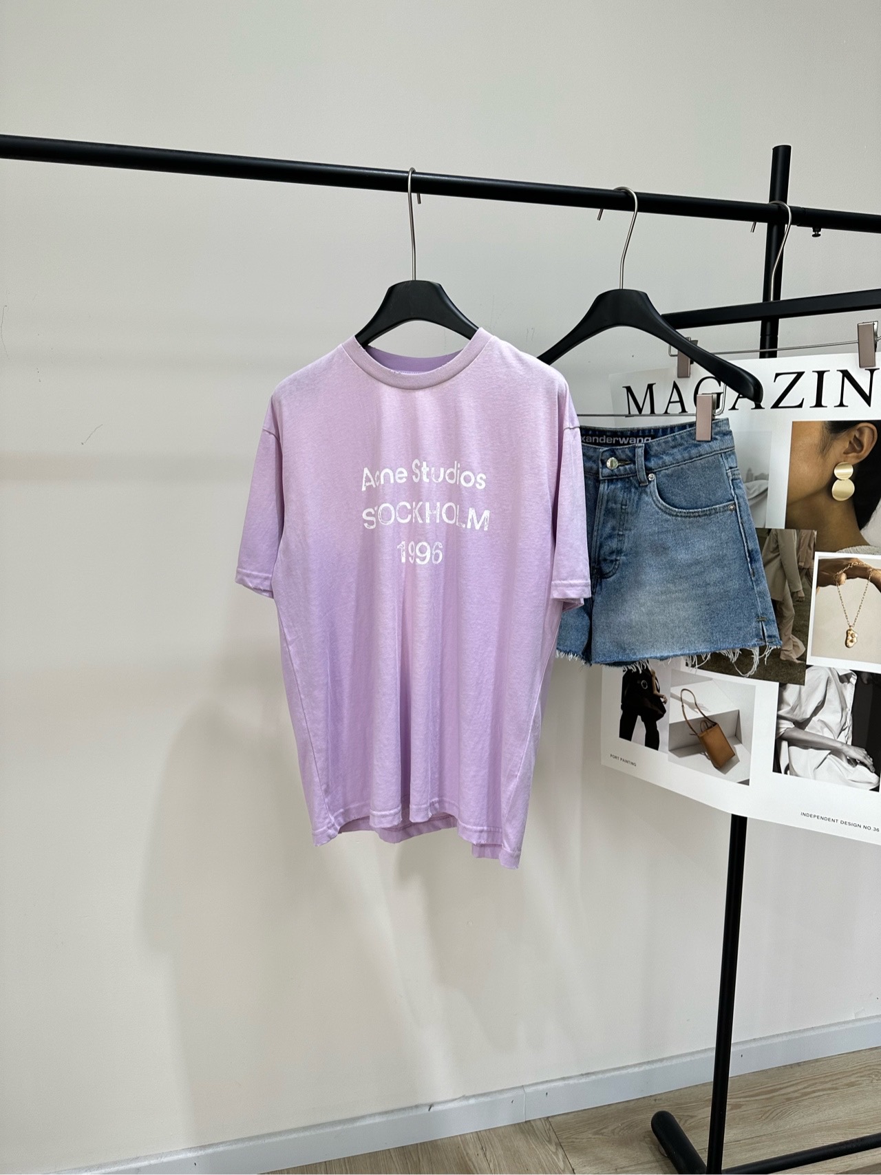 NO:797054,[AC taro purple letter printed short-sleeved T], fabric 85 cotton 15 linen, color taro purple Acne Studios 1996 series taro purple short-sleeved, made of linen and cotton blend, soft and breathable, super comfortable to wear in spring and summer!  Loose fit + distressed washed craftsmanship. The collar is brushed and the hem is faded. It has a full retro feel. The letters 'Acne Studios STOCKHOLM 1996' on the front are highly recognizable. It is refreshing and healing. Pair it with white jeans or light-colored items. It is easy to get a lazy and casual style ~ Suitable for daily casual and street wear, comfortable and stylish!  Flat size S shoulder width 50, chest 114, length 68, sleeve length 23 M shoulder width 52, chest 118, length 69, sleeve length 24 L shoulder width 54, chest 122, length 70, sleeve length 25 Manual measurement will have an error of 2 to 3cm, which is within the normal range,,acne studios,dior,jeans,T-shirt,19860909【AC香芋紫字母印花短袖T】 ,面料85棉15亚麻 颜色香芋紫 Acne Studios 1996系列香芋紫短袖 采用亚麻棉混纺,柔软透气,春夏穿超舒服！ 宽松版型+做旧水洗工艺 领口磨毛、衣摆褪色,复古感满满 正面“Acne Studios STOCKHOLM 1996”字母 品牌辨识度超高 清新治愈,搭配白色牛仔裤或浅色单品 轻松get慵懒随性风～ 日常休闲、街头穿搭都很适合,舒适又有型！ 平铺尺码 S肩宽50,胸围114,衣长68,袖长23 M肩宽52,胸围118,衣长69,袖长24 L肩宽54,胸围122,衣长70,袖长25 手工测量会有2～3cm误差属于正常范围,,acne studios,dior,jeans,T-shirt,,Women's clothing