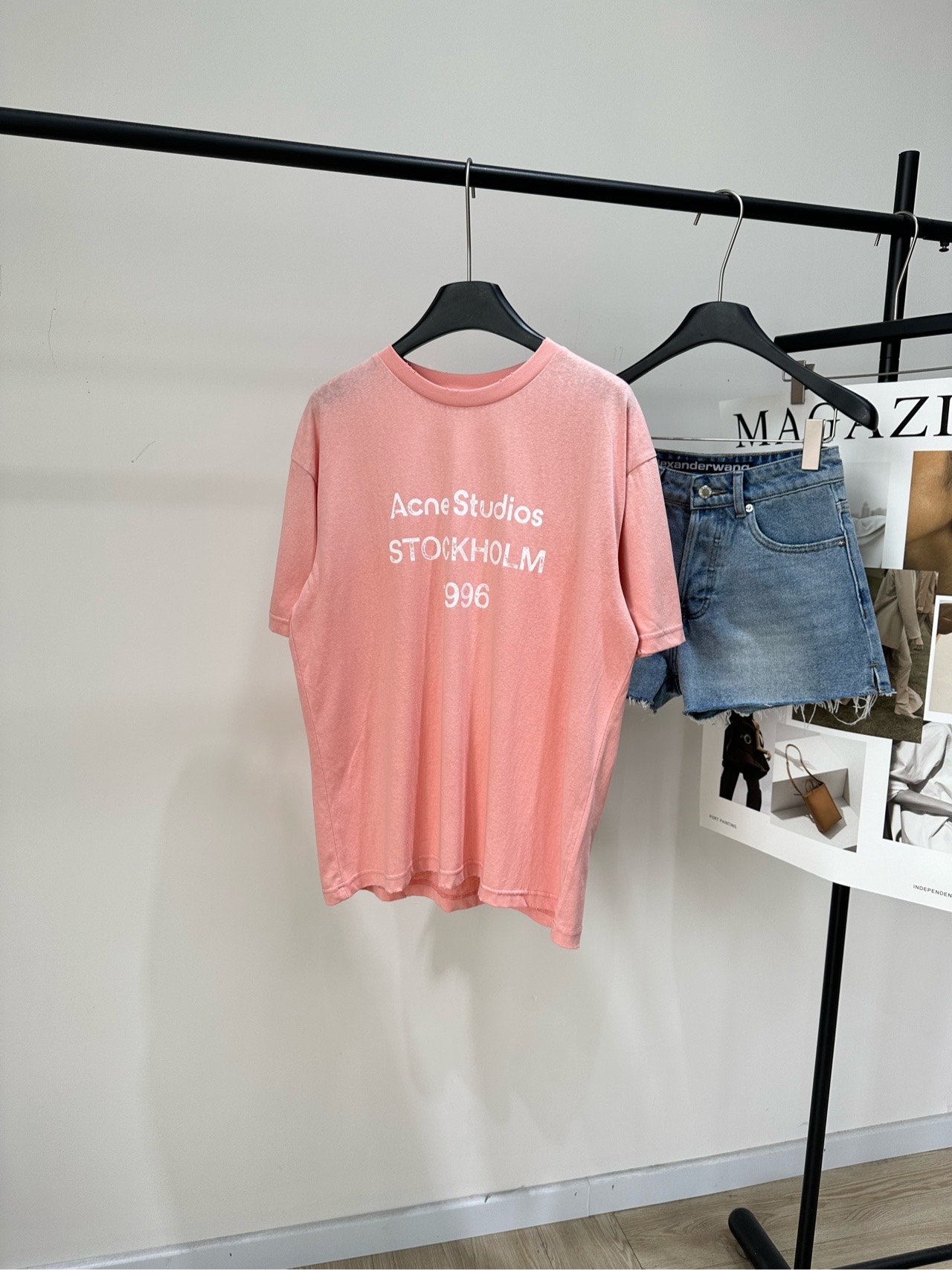 NO:797048,[AC orange pink letter printed short-sleeved T], fabric 85 cotton 15 linen, color orange pink Acne Studios 1996 series orange pink short sleeves, made of linen and cotton blend, soft and breathable, super comfortable to wear in spring and summer!  Loose fit + distressed washed craftsmanship. The collar is brushed and the hem is faded. It has a full retro feel. The letters 'Acne Studios STOCKHOLM 1996' on the front are highly recognizable. It is refreshing and healing. Pair it with white jeans or light-colored items. It is easy to get a lazy and casual style ~ Suitable for daily casual and street wear, comfortable and stylish!  Flat size S shoulder width 50, chest 114, length 68, sleeve length 23 M shoulder width 52, chest 118, length 69, sleeve length 24 L shoulder width 54, chest 122, length 70, sleeve length 25 Manual measurement will have an error of 2 to 3cm, which is within the normal range,,acne studios,dior,jeans,T-shirt,19860909【AC橘粉色字母印花短袖T】 ,面料85棉15亚麻 颜色橘粉色 Acne Studios 1996系列橘粉色短袖 采用亚麻棉混纺,柔软透气,春夏穿超舒服！ 宽松版型+做旧水洗工艺 领口磨毛、衣摆褪色,复古感满满 正面“Acne Studios STOCKHOLM 1996”字母 品牌辨识度超高 清新治愈,搭配白色牛仔裤或浅色单品 轻松get慵懒随性风～ 日常休闲、街头穿搭都很适合,舒适又有型！ 平铺尺码 S肩宽50,胸围114,衣长68,袖长23 M肩宽52,胸围118,衣长69,袖长24 L肩宽54,胸围122,衣长70,袖长25 手工测量会有2～3cm误差属于正常范围,,acne studios,dior,jeans,T-shirt,,Women's clothing