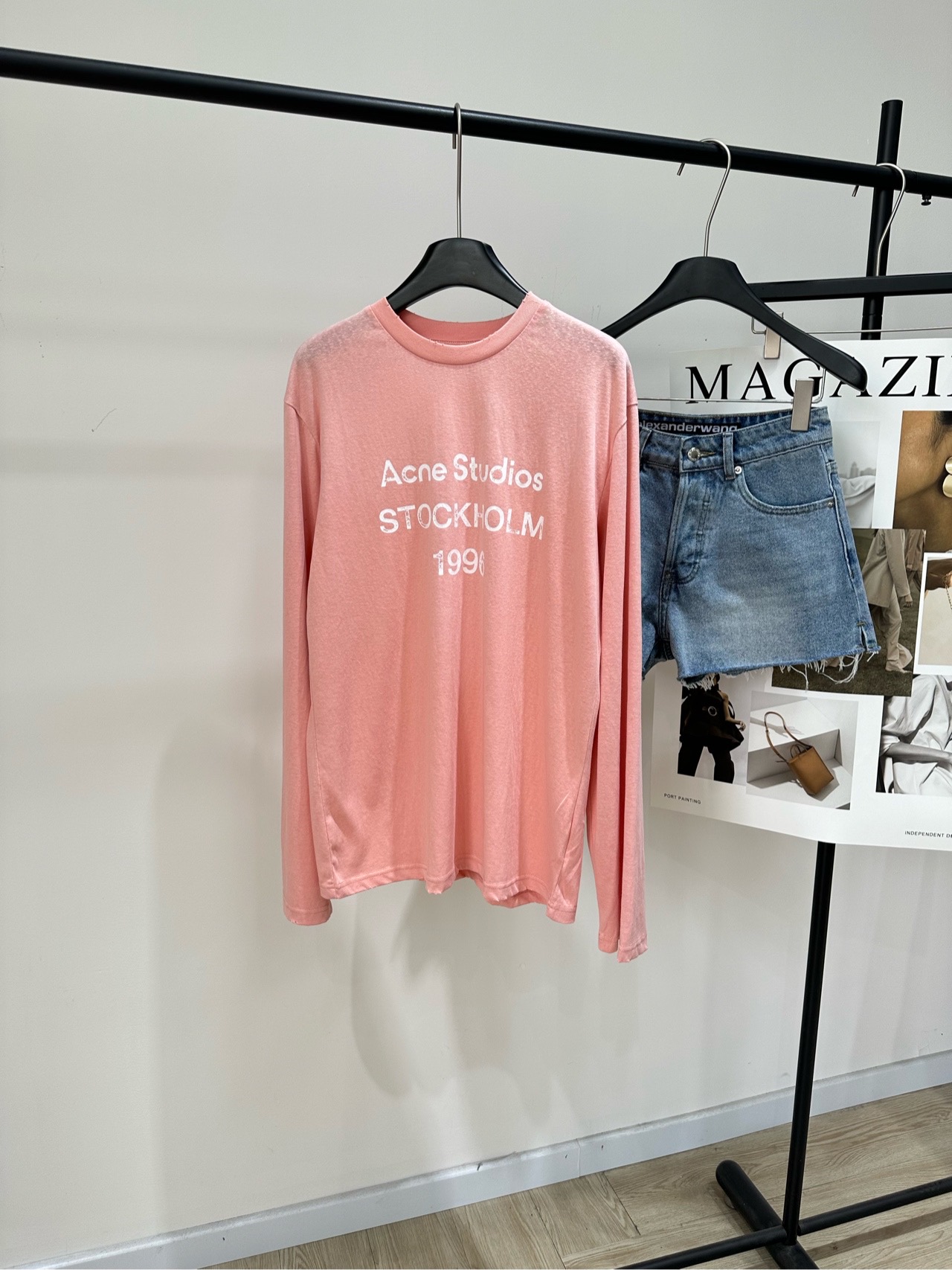 NO:797044,[AC orange-pink letter printed long-sleeved T], fabric 85% cotton 15% linen, color orange-pink, Acne Studios 1996 series long-sleeved T-shirt, washed and distressed, soft cotton fabric, comfortable and breathable to wear, 'Acne Studios STOCKHOLM 1996' written on the chest, simple retro style, loose fit, super lazy and casual, fresh and healing color scheme, perfect for spring and summer wear, versatile whether worn alone or inside.  Easily create a clean, youthful or gentle atmosphere look!  Flat size S shoulder width 45, chest 106, length 68, sleeve length 65 M shoulder width 47, chest 110, length 70, sleeve length 66 L shoulder width 49, chest 114, length 72, sleeve length 67 Manual measurement will have an error of 2 to 3cm, which is within the normal range, Acne studios, dior, tees, t-shirt,19860909【AC橘粉色字母印花长袖T】 ,面料85棉15亚麻 颜色橘粉色 Acne Studios 1996系列长袖T恤 水洗做旧工艺,柔软棉质面料,穿着舒适透气 胸前“Acne Studios STOCKHOLM 1996”字样 简约复古风,宽松版型超显慵懒随性 配色清新治愈,春夏穿搭超适合 无论单穿还是内搭都很百搭 轻松打造干净少年感或温柔氛围感look！ 平铺尺码 S肩宽45,胸围106,衣长68,袖长65 M肩宽47,胸围110,衣长70,袖长66 L肩宽49,胸围114,衣长72,袖长67 手工测量会有2～3cm误差属于正常范围,,acne studios,dior,tees，t-shirt,,Women's clothing