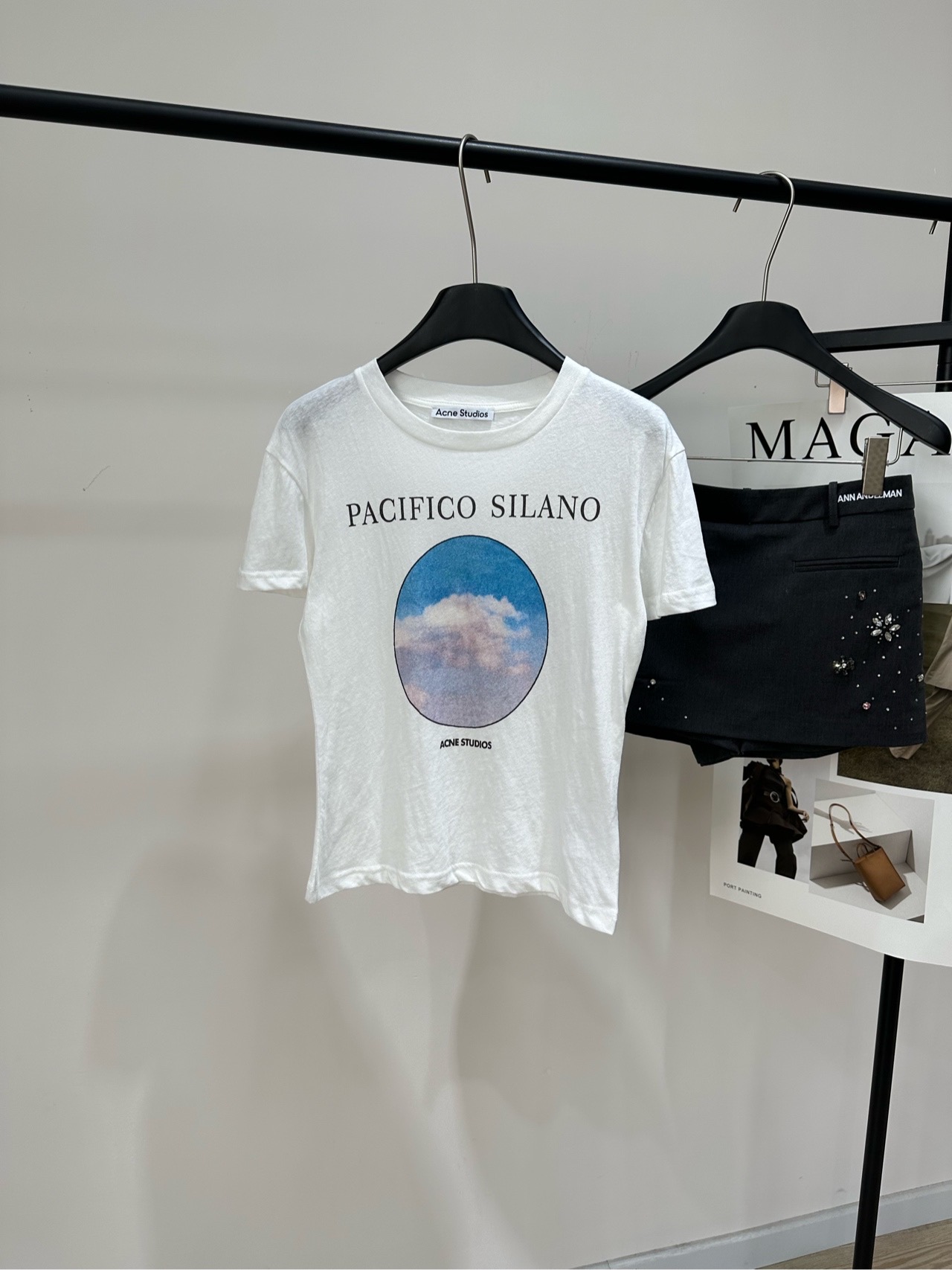NO:797059,[AC blue sky and white clouds printed short-sleeved T-shirt], made of pure cotton snowflake cotton, color white, Acne Studios PACIFICO SET series T-shirt, white pure cotton material, blue sky and white clouds printed on the front + 'PACIFICO SILAN' words, simple and artistic, loose version, same style for men and women, comfortable and not picky about body shape, super versatile for daily wear!  Whether paired with jeans or a skirt, you can easily create a casual or couple style. A must-have item for spring and summer ~ Flat size S Shoulder width 44, bust 86, length 53, sleeve length 16 M Shoulder width 45, bust 90, length 54, sleeve length 17 L Shoulder width 46, bust 94, length 55, sleeve length 18 Manual measurement will have an error of 2 to 3cm, which is normal, Acne  studios,dior,skirts,jeans,T-shirt,tees,t-shirt,19860909【AC蓝天白云印花短袖T】 ,面料全棉雪花棉 颜色白色 Acne Studios PACIFICO SET系列T恤 白色纯棉材质 正面蓝天白云印花+“PACIFICO SILAN”字样 简约又有艺术感 宽松版型,男女同款,舒适不挑身材 日常穿搭超百搭！无论配牛仔裤还是半裙 都能轻松打造休闲或情侣风 春夏季节必备单品～ 平铺尺码 S肩宽44,胸围86,衣长53,袖长16 M肩宽45,胸围90,衣长54,袖长17 L肩宽46,胸围94,衣长55,袖长18 手工测量会有2～3cm误差属于正常范围,,acne studios,dior,skirts,jeans,T-shirt,tees，t-shirt,,Women's clothing