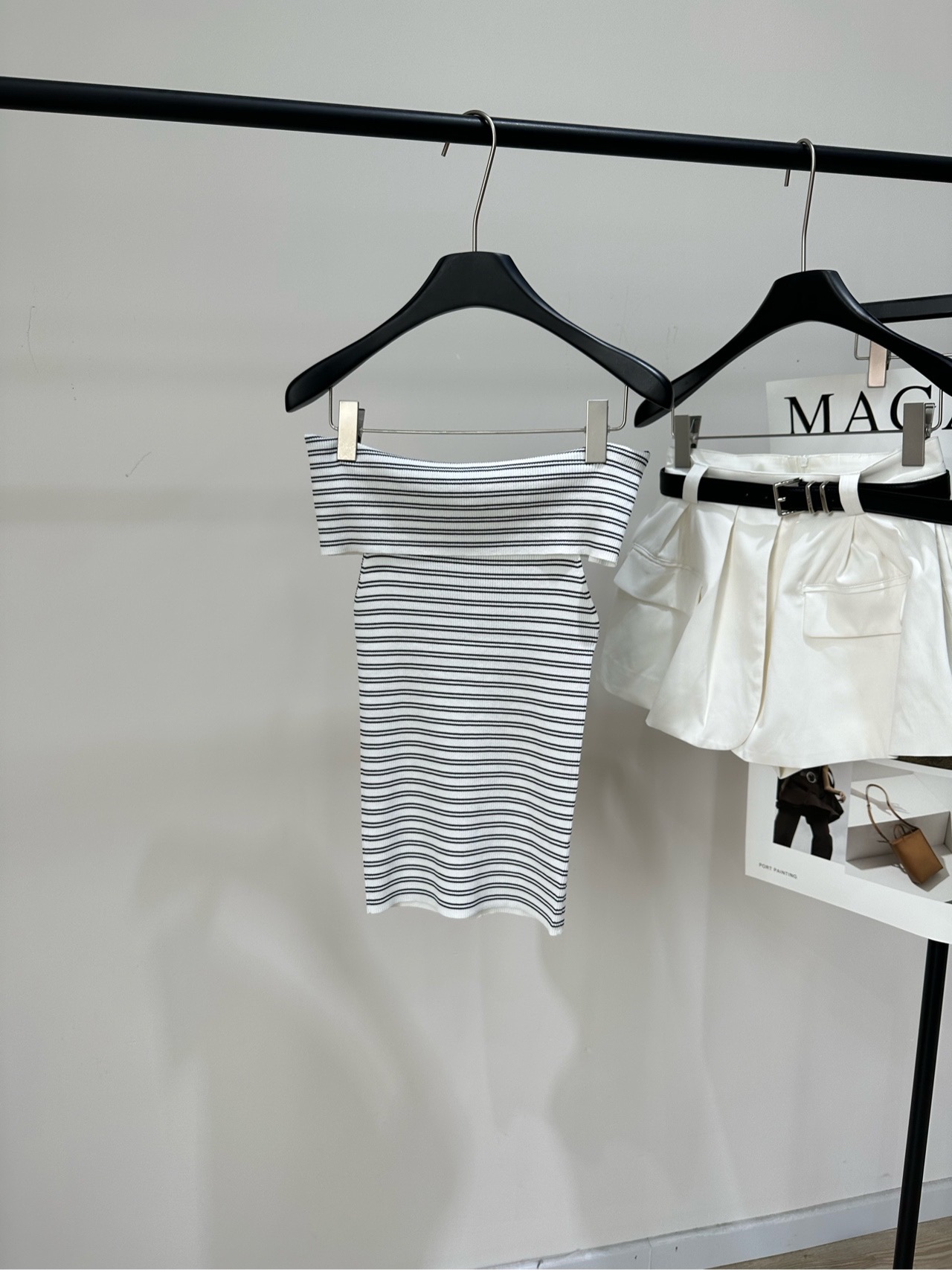 NO:797051,[JR black and white striped one-shoulder top] p, fabric viscose + nylon color black and white stripes JORYA 2026 spring and summer new striped one-shoulder top vertical pit strip knitted fabric, soft and skin-friendly and breathable, super comfortable to wear in spring and summer!  The black and white stripes are classic and eye-catching. They have a perfect slimming effect. The one-shoulder design exposes the collarbone. It is elegant and a little sexy. Pair it with high-waisted jeans or skirts to easily get the Korean sweet girl style. It is suitable for commuting, dating, and daily outings. It is a must-have and versatile item for the spring and summer wardrobe!  Flat size S shoulder width 36 stretch, bust 56 stretch, length 43 M shoulder width 37 stretch, bust 60 stretch, length 44 L shoulder width 30 stretch, chest 64 stretch, length 45 Manual measurement will have an error of 2 to 6cm, which is normal, skirts, jeans,19860909【JR黑白条纹一字领针织上衣】 p ,面料粘胶+尼龙 颜色黑白条纹 JORYA 2026春夏新款条纹一字肩上衣 竖坑条针织面料,柔软贴肤又透气 春夏穿超舒服！黑白条纹经典耐看 显瘦效果满分,一字肩设计露锁骨 优雅又带点小性感 搭配高腰牛仔裤或半裙,轻松get韩系甜妹风 通勤、约会、日常出街都很适合 是春夏衣橱必备百搭单品！ 平铺尺码 S肩宽36弹力,胸围56弹力,衣长43 M肩宽37弹力,胸围60弹力,衣长44 L肩宽30弹力,胸围64弹力,衣长45 手工测量会有2～6cm误差属于正常范围,,skirts,jeans,,Women's clothing