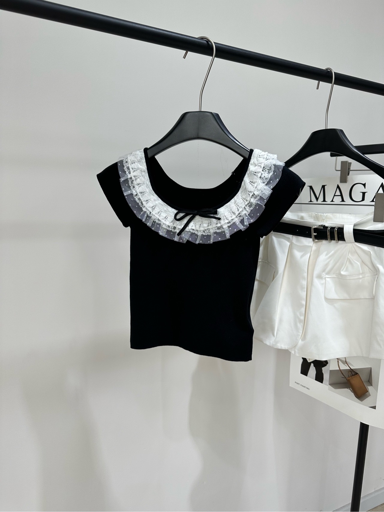 NO:797678,[JR black lace bow knitted short-sleeve], fabric lace + acetate + cotton, color black JORYA's black short-sleeved sweater, white lace + bow at the neckline, sweet retro style, slim fit, easily highlights the body curve, paired with a high-waisted skirt or bootcut pants, perfect for commuting and dating!  The black and white color scheme is classic and versatile. The lace details are super layered. It is a must-have and practical item for the summer wardrobe~ Flat size S Raglan sleeves, bust 56 stretch, length 40, sleeve length 12 M Raglan sleeves, bust 60 stretch, dress length 41, sleeve length 13 L Raglan sleeves, chest 64 stretch, dress length 42, sleeve length 14 Manual measurement will have an error of 2~3cm, which is normal, skirts, T-shirt,19860909【JR黑色蕾丝蝴蝶结针织短袖】 ,面料蕾丝+醋酸+棉 颜色黑色 JORYA这款黑色短袖针织衫 领口拼接白色蕾丝花边+蝴蝶结 甜美复古风满分 修身剪裁,轻松凸显身材曲线,搭配高腰裙或微喇裤 通勤约会都很出彩！黑白配色经典百搭 蕾丝细节超有层次感 是夏季衣橱必备实用单品～ 平铺尺码 S插肩袖,胸围56弹力,衣长40,袖长12 M插肩袖,胸围60弹力,衣长41,袖长13 L插肩袖,胸围64弹力,衣长42,袖长14 手工测量会有2~3cm误差属于正常范围,,skirts,T-shirt,,Women's clothing