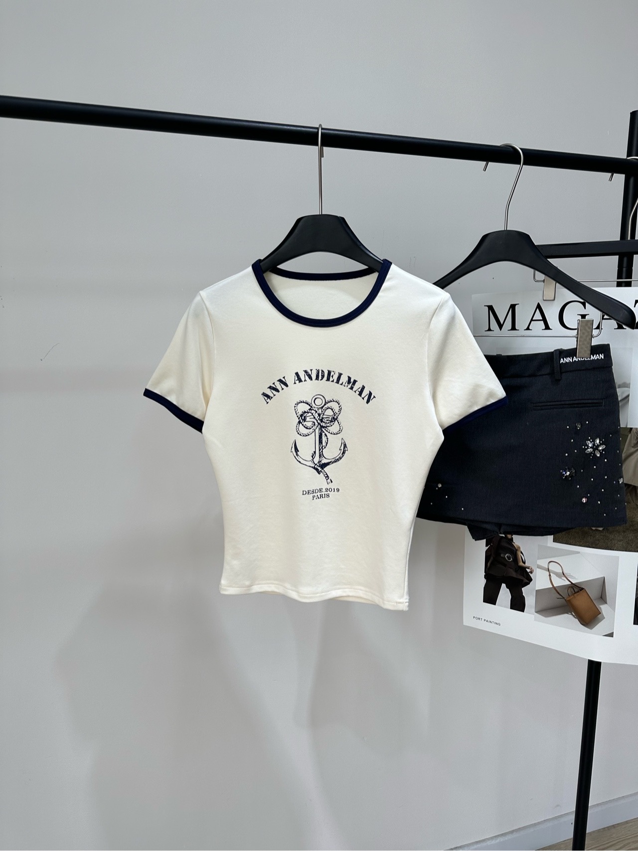 NO:797676,[Ann beige anchor letter printed short-sleeved T], fabric cotton + spandex, color off-white, ANN ANDELMAN early spring nautical series T-shirt, white main color + navy blue contrast edge, round neck short-sleeved design, anchor print on the chest has a super American retro feel. The cotton fabric is soft and comfortable, and the waist cut shows the figure. It can be easily used for daily commuting, shopping, and leisure. Pair it with jeans or trousers. It has a casual and lazy atmosphere. It is a practical and fashionable versatile item!  Flat size S shoulder width 38, bust 88 stretch, length 52, sleeve length 19 M shoulder width 39, chest 92 stretch, length 53, sleeve length 20 L shoulder width 40, bust 96 stretch, length 54, sleeve length 21 Manual measurement will have an error of 2~3cm, which is within the normal range, jeans, T-shirt, tees, t-shirt,19860909【Ann米色船锚字母印花短袖T】 ,面料棉+氨纶 颜色米白色 ANN ANDELMAN早春航海系列T恤 白色主色+藏蓝撞色边,圆领短袖设计 胸前锚定印花超有美式复古感 棉质面料柔软舒适,收腰剪裁显身材 日常通勤、逛街、休闲都能轻松驾驭 搭配牛仔裤或中裤 随性慵懒氛围感满分 是实用又时髦的百搭单品！ 平铺尺码 S肩宽38,胸围88弹力,衣长52,袖长19 M肩宽39,胸围92弹力,衣长53,袖长20 L肩宽40,胸围96弹力,衣长54,袖长21 手工测量会有2~3cm误差属于正常范围,,jeans,T-shirt,tees，t-shirt,,Women's clothing