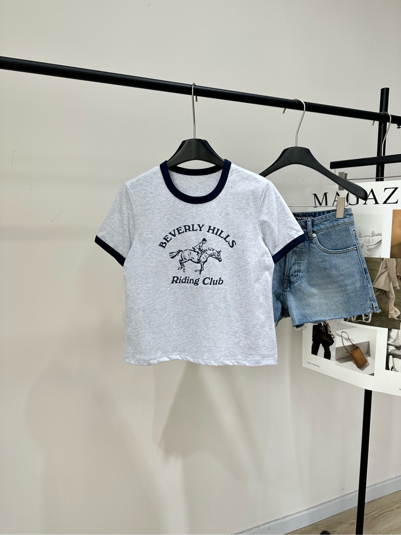 NO:797673,[BH light gray equestrian print contrasting short-sleeved T], fabric cotton, color light gray, this equestrian print T is so retro. Classic contrast Ringer Tee version, navy blue edging + equestrian club print. Comes with American retro filter. The floral gray tone is soft and white, and the loose cut is lazy and casual. It is not picky about your body shape. It can be worn with wide-leg pants/skirts to reduce age. It is an all-purpose basic style that can be done with one click for commuting and going out on the street.  The simpler, the more attractive. The fashion manager’s clothes are beautiful. The flat size is S shoulder width 38, chest circumference 88, length 51, sleeve length 18 M shoulder width 39, chest circumference 92, length 52, sleeve length 19 L shoulder width 40, chest circumference 96, length 53, sleeve length 20. There will be an error of 2~3cm in manual measurement, which is within the normal range, skirts, T-shirts,19860909【BH浅灰马术印花撞色短袖T】 ,面料棉 颜色浅灰色 这件马术印花T,太有复古那味儿了 经典撞色Ringer Tee版型 藏蓝包边+马术俱乐部印花 自带美式复古滤镜 花灰色调柔和显白,宽松剪裁慵懒随性 不挑身材,搭配阔腿裤/半裙都利落减龄 是通勤、出街一键搞定的万能基础款 越简单越耐看. 时髦主理人 她家衣服好看 平铺尺码 S肩宽38,胸围88,衣长51,袖长18 M肩宽39,胸围92,衣长52,袖长19 L肩宽40,胸围96,衣长53,袖长20 手工测量会有2~3cm误差属于正常范围,,skirts,T-shirt,,Women's clothing
