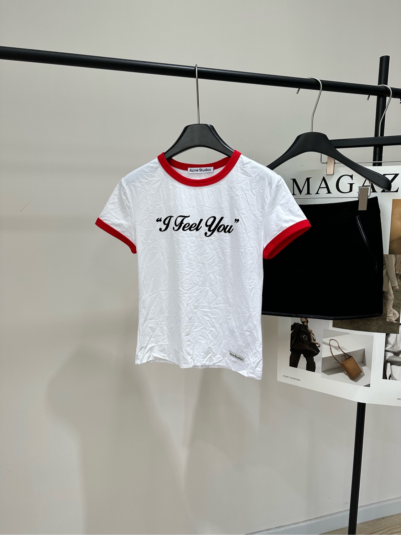 NO:797670,[AC red and white color-blocked pleated short-sleeved T], made of 100% cotton and red and white color-blocked. The Acne Studios early spring series 'I Feel You' short-sleeved T-shirt is made of 200g pure white Salona fabric, soft and breathable, and super comfortable to wear!  Red edges with contrasting colors + flocked floral letters on the front. Full of French romantic atmosphere. Loose straight fit, not picky about body shape. Great for daily casual wear or paired with jeans or skirts. Limited to Valentine's Day, sweet and cool style. Yellow-skinned sisters can also easily control it. It shows whiteness and enhances temperament. It is a must-have item for retro romantic wear!  Flat size S shoulder width 40, bust 86, length 53, sleeve length 14 M shoulder width 41, chest 90, length 54, sleeve length 15 L shoulder width 42, chest 94, length 55, sleeve length 16 Manual measurement will have an error of 2 to 3cm, which is within the normal range,,acne studios,dior,skirts,jeans,T-shirt,19860909【AC红白拼色褶皱短袖T】 ,面料全棉 颜色红白拼色 Acne Studios早春系列“I Feel You”短袖 采用200g纯白索罗娜面料 柔软透气,穿着超舒适！ 红边撞色包边+正面植绒花体字母 法式浪漫氛围感满满 宽松直筒版型,不挑身材 日常休闲或搭配牛仔裤、半身裙都很出彩 情人节限定,甜酷风格 黄皮姐妹也能轻松驾驭 显白又提升气质,是复古浪漫穿搭必备单品！ 平铺尺码 S肩宽40,胸围86,衣长53,袖长14 M肩宽41,胸围90,衣长54,袖长15 L肩宽42,胸围94,衣长55,袖长16 手工测量会有2～3cm误差属于正常范围,,acne studios,dior,skirts,jeans,T-shirt,,Women's clothing