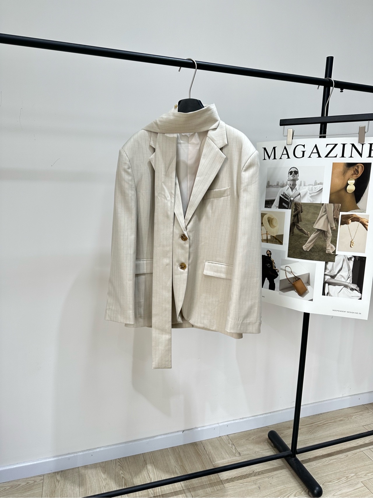 NO:797658,[AC Beige Vertical Striped Lazy Suit Jacket], made of worsted wool + viscose fiber, color beige vertical stripes, Acne, as a 'veteran suit player', this time runs through light-colored thin vertical stripes, which weakens the monotony of solid-color suits and enhances the sense of vertical extension, making the overall shape more slender and capable. The neckline is designed with a scarf of the same fabric. The decoration echoes the suit collar, neutralizing the toughness of the suit. Flat size  S shoulder width 48, chest circumference 104, length 74, sleeve length 62 M shoulder width 49, chest circumference 108, length 76, sleeve length 63 L shoulder width 50, chest circumference 112, length 78, sleeve length 64 Manual measurement will have an error of 2~3cm, which is within the normal range,,acne studios,jackets & coats,business suit,19860909【AC米杏色竖条纹慵懒西装外套】 ,面料精纺羊毛+粘胶纤维 颜色米色竖条纹 Acne作为“西装老玩家” 此次通体贯穿浅色系细竖条纹 弱化了纯色西装的单调 同时增强了纵向延伸感 让整体造型更显修长、干练 领口设计了同面料的围脖 装饰与西装领口呼应 中和了西装的硬朗感 平铺尺码 S肩宽48,胸围104,衣长74,袖长62 M肩宽49,胸围108,衣长76,袖长63 L肩宽50,胸围112,衣长78,袖长64 手工测量会有2~3cm误差属于正常范围,,acne studios,jackets & coats,business suit,,Women's clothing
